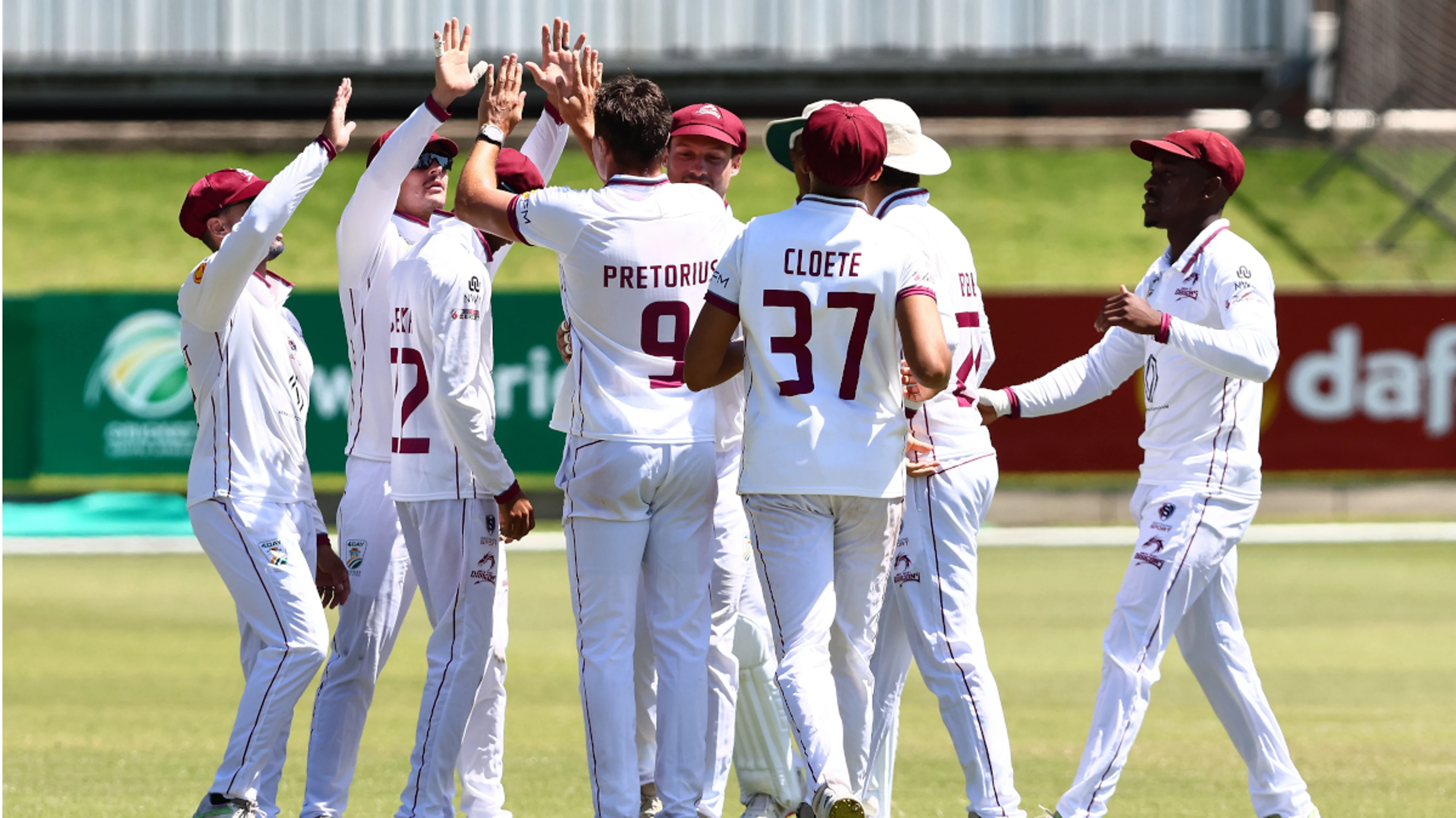 DAY 3: Qeshile and De Villiers help Warriors take control