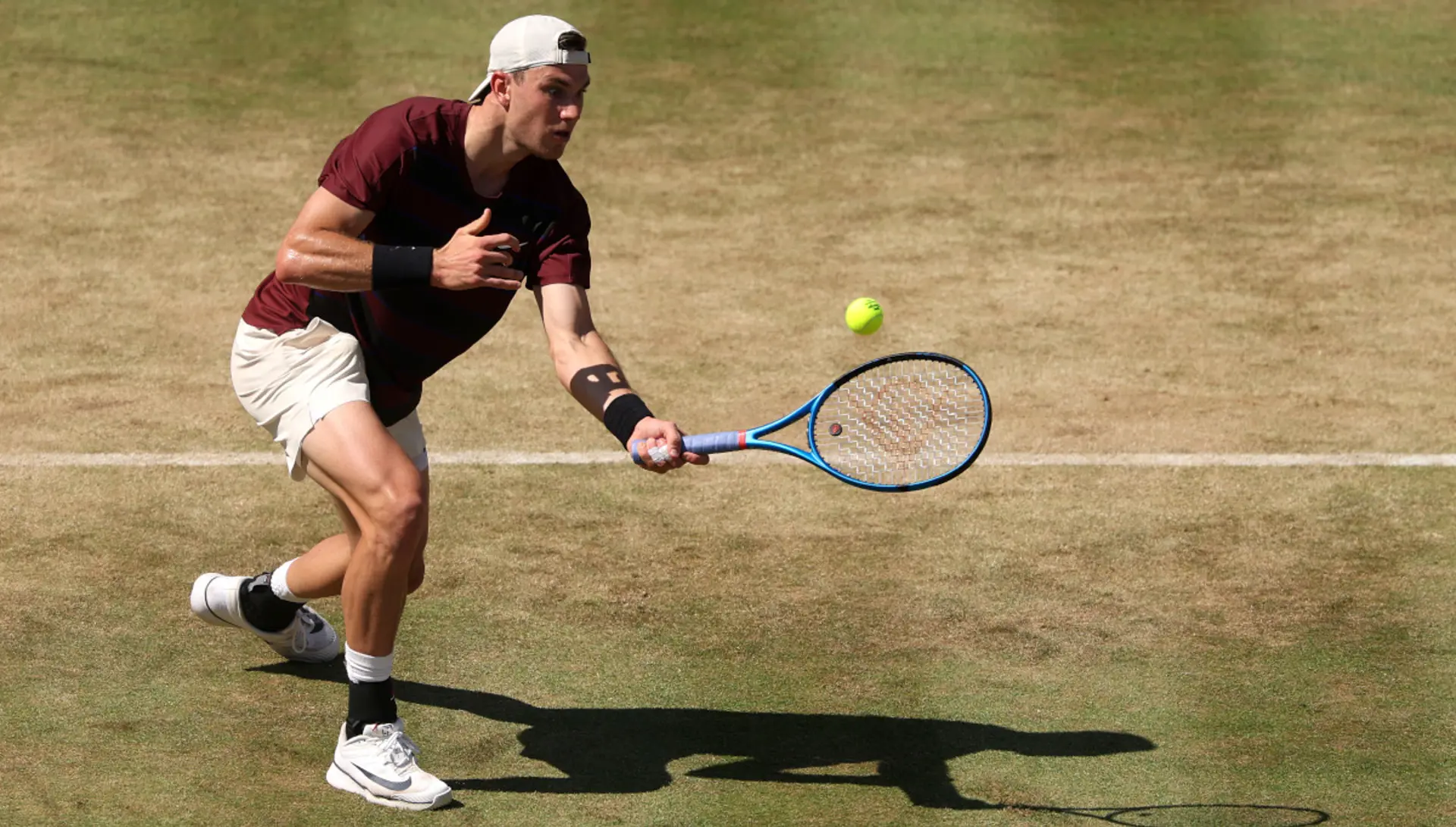 Draper survives scare to reach Queen's quarter-finals