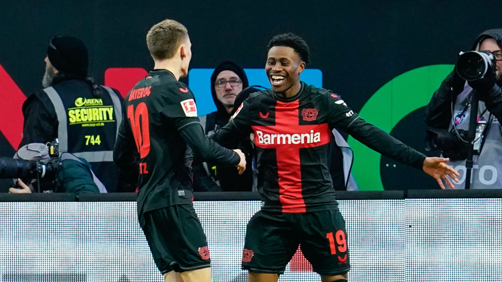 Leverkusen defeat Wolfsburg to stay on course for Bundesliga title