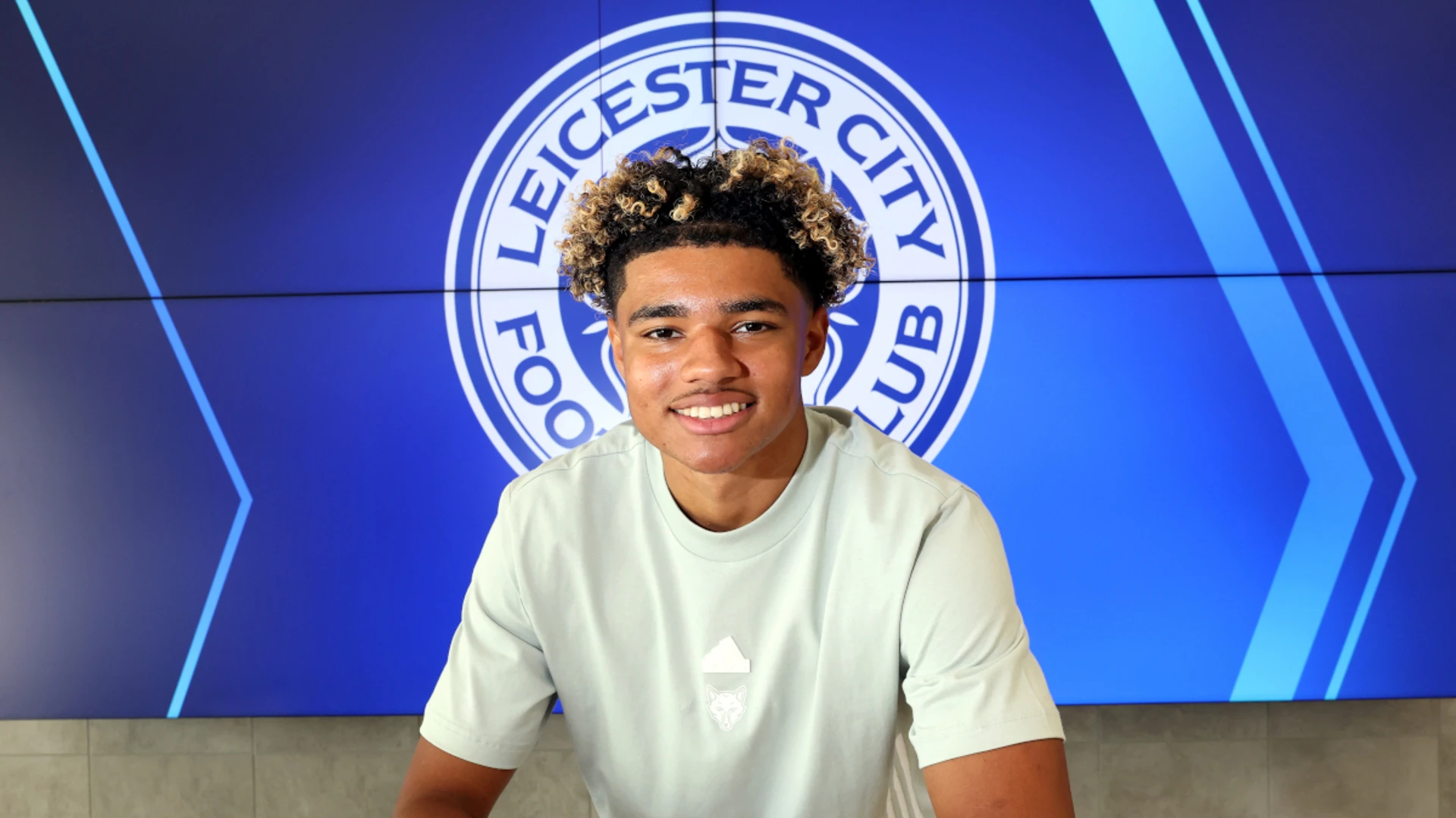 Leicester sign Chelsea teenager Golding