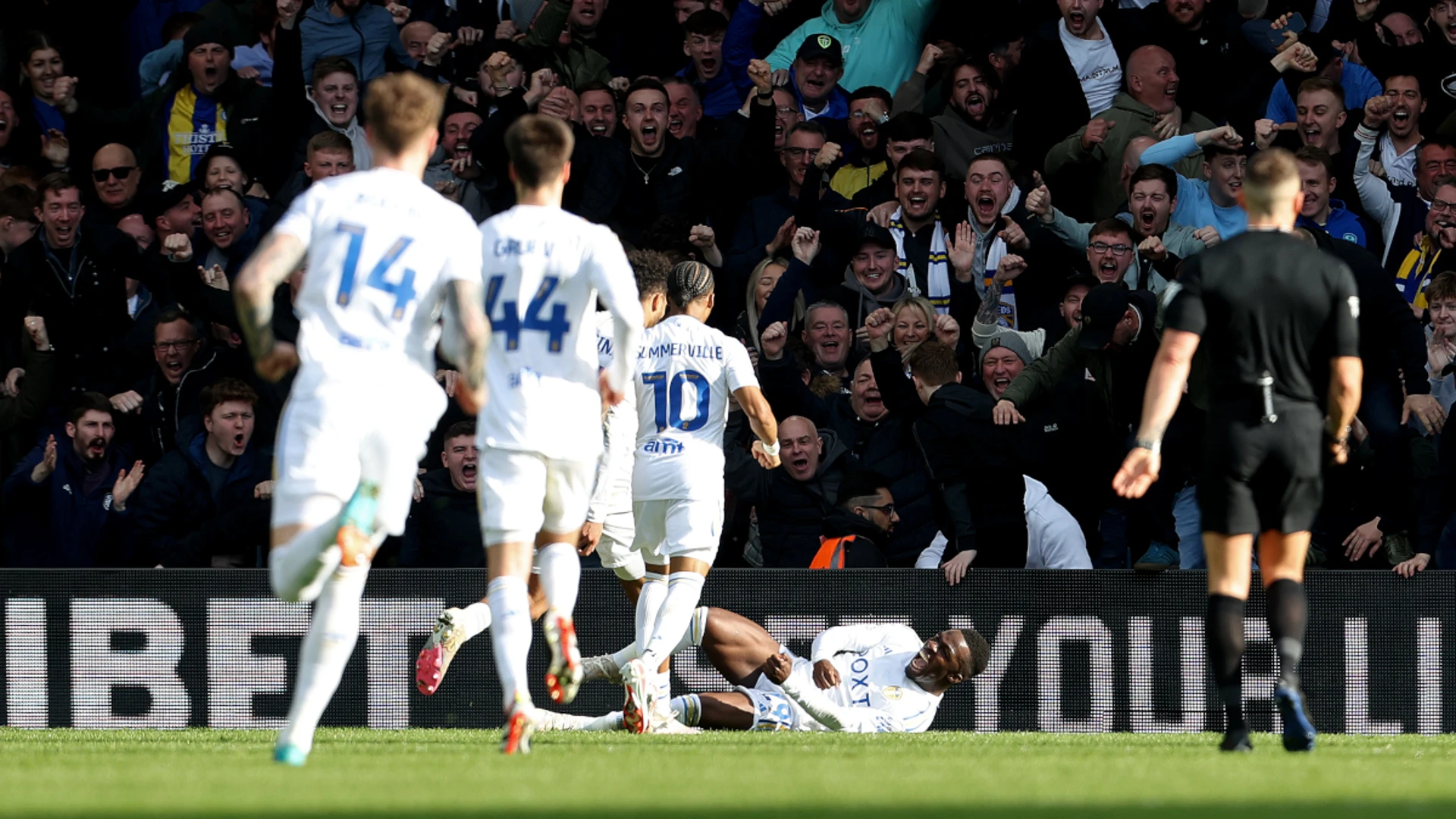 Leeds beat Millwall to take top spot in Championship