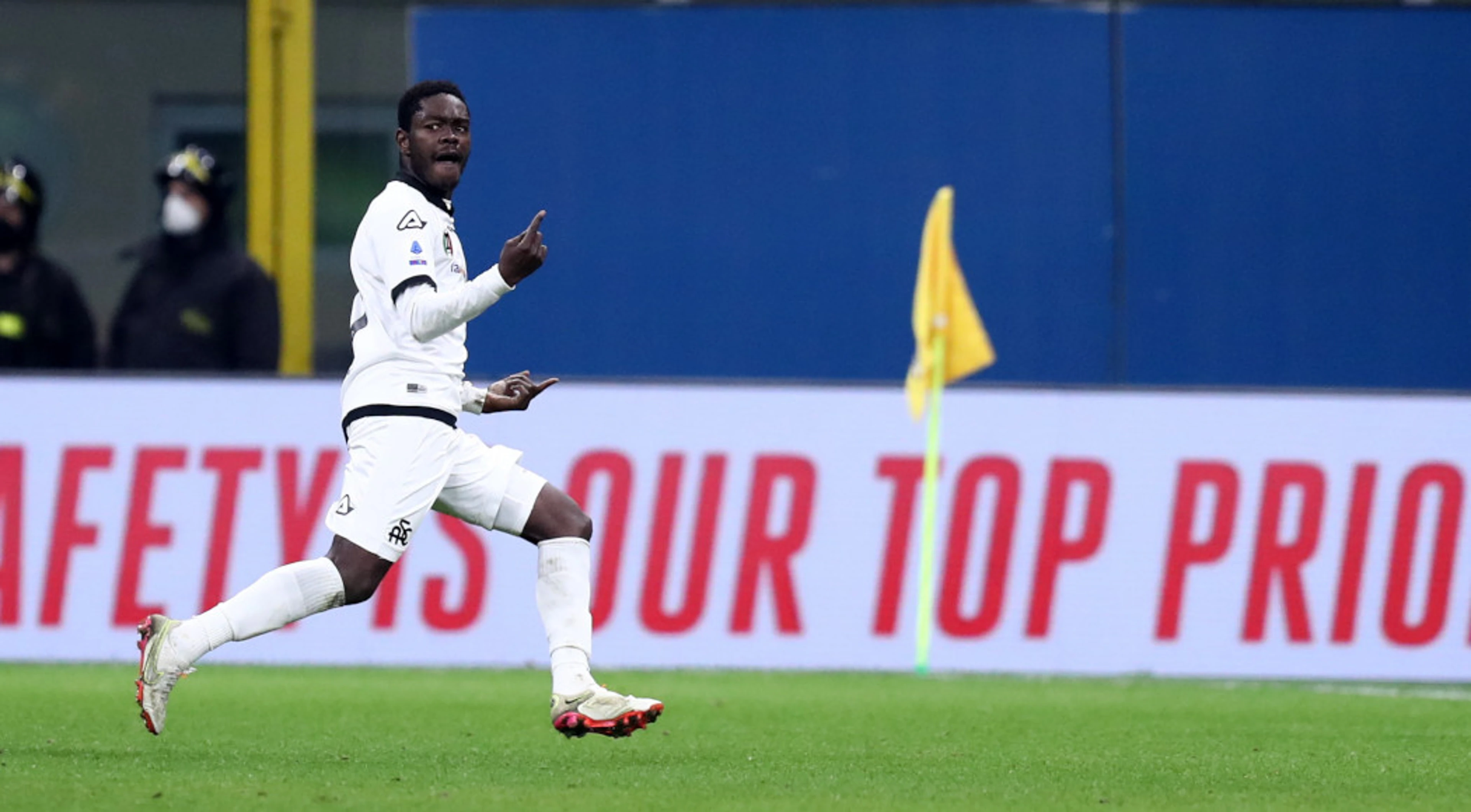 Spezia stun AC Milan in dying seconds at San Siro