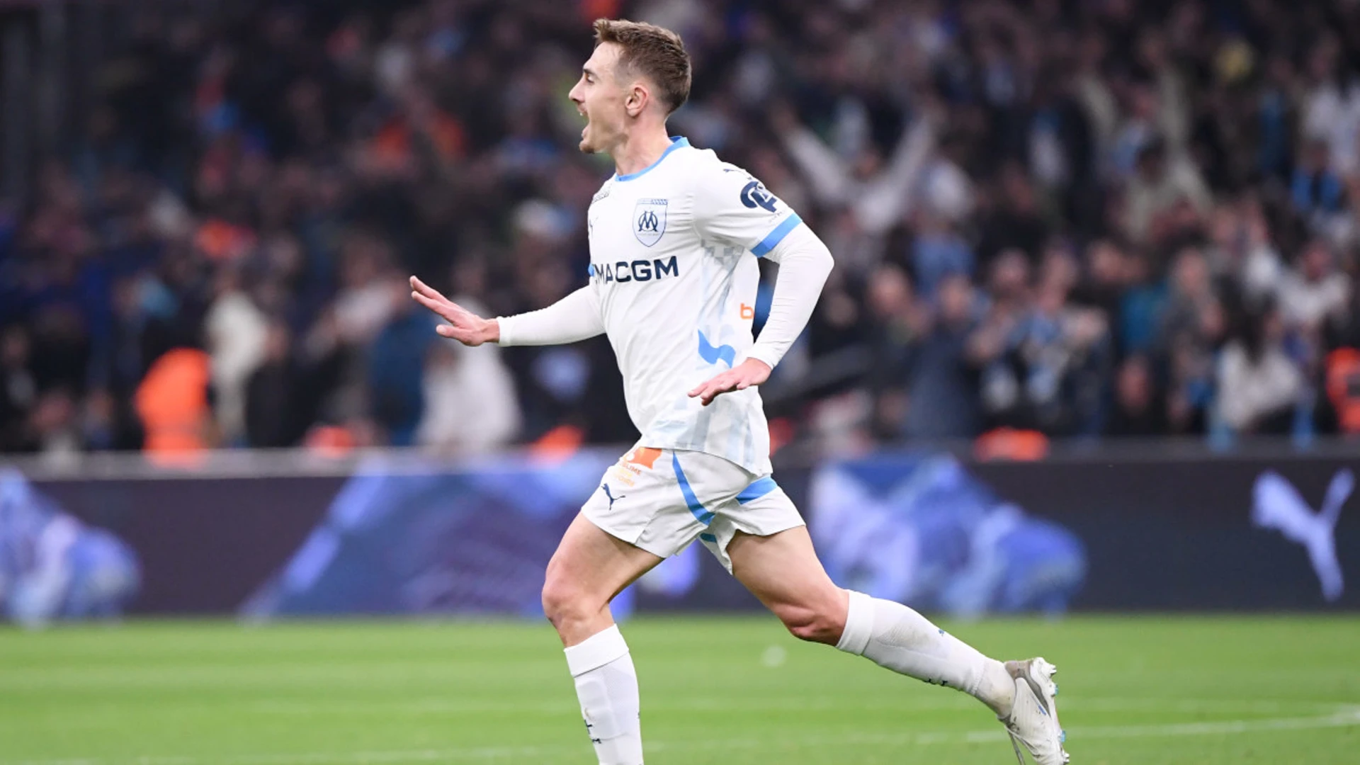 Marseille hit five to close gap on PSG in Ligue 1