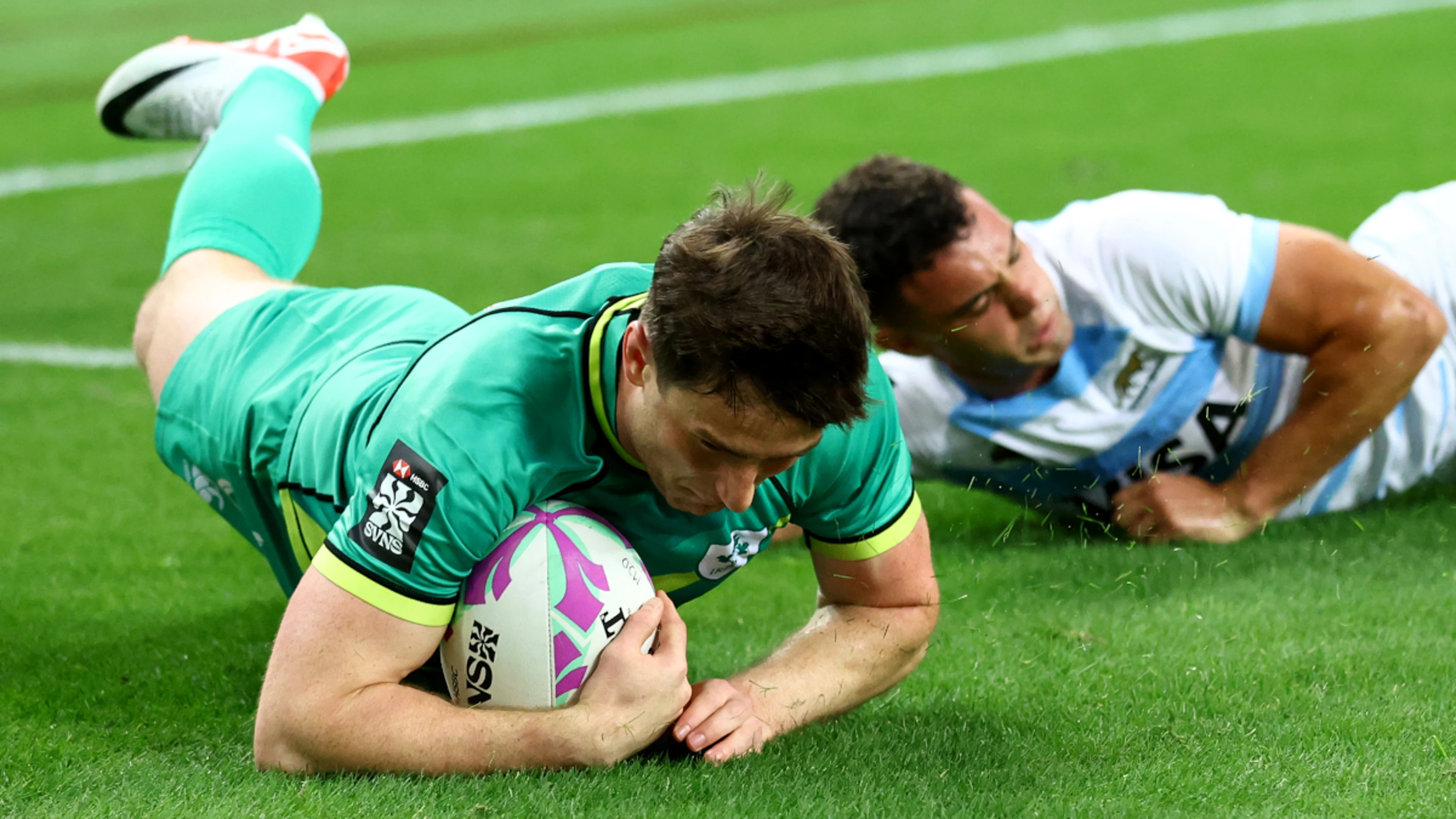 Ireland win keeps Sevens title race alive