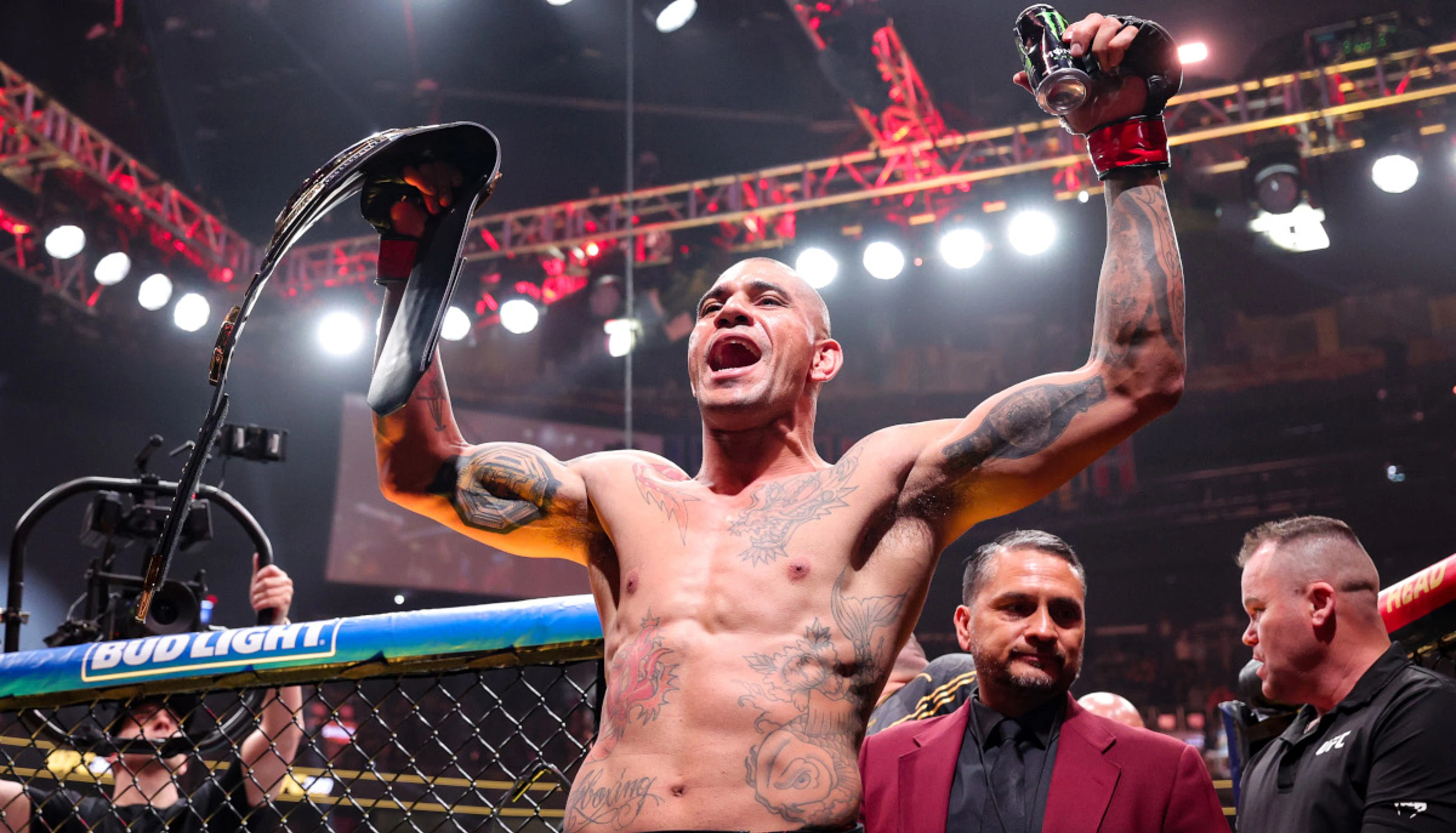 Pereira blitzes Hill to retain light heavyweight title