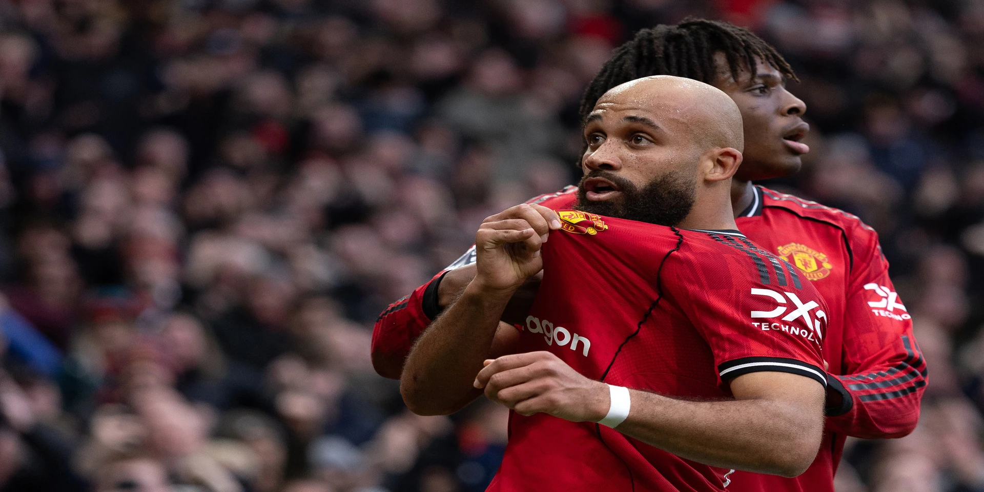 Carrick magic dents City's title bid as Arsenal held