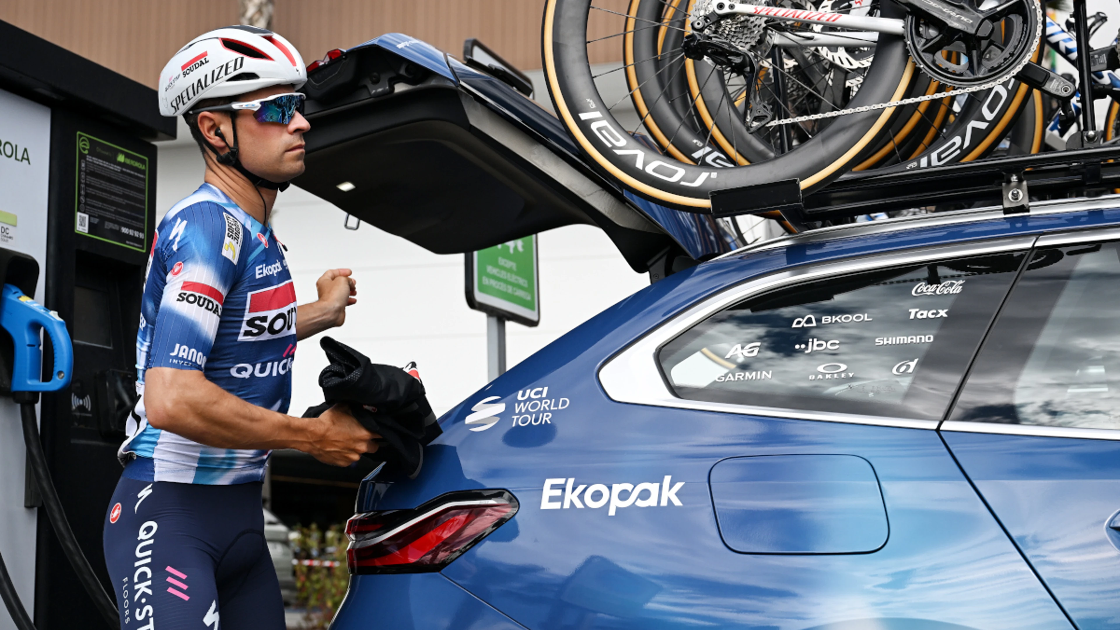 Landa returns home for 'long recovery' after Giro crash