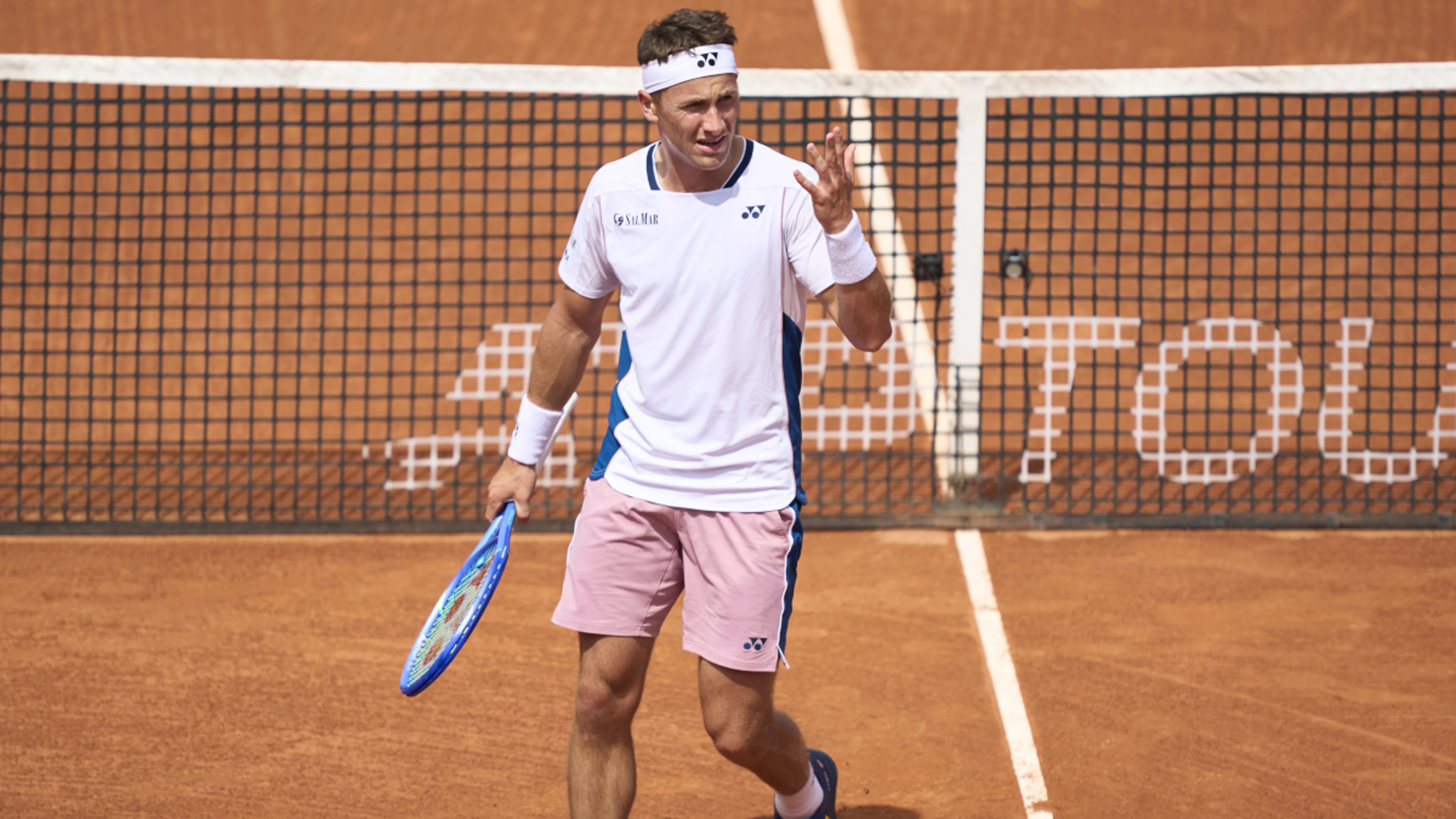 Alcaraz follows Ruud into Barcelona Open last 16