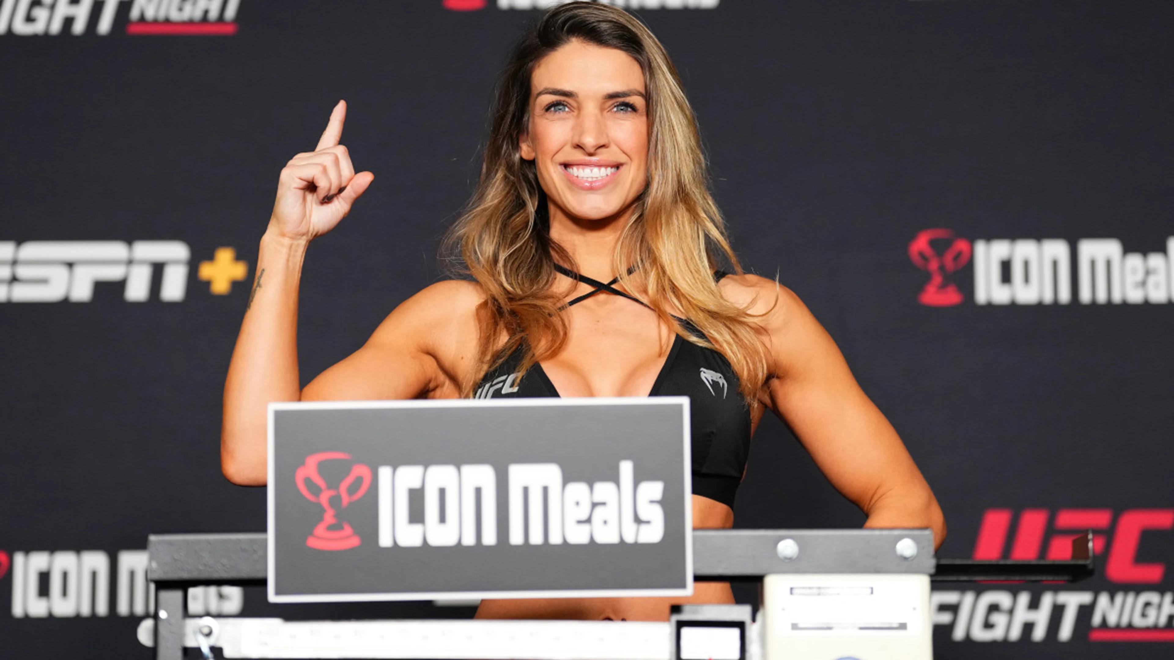 UFC Fight Night: Dern submits Ribas with Rousey-like armbar