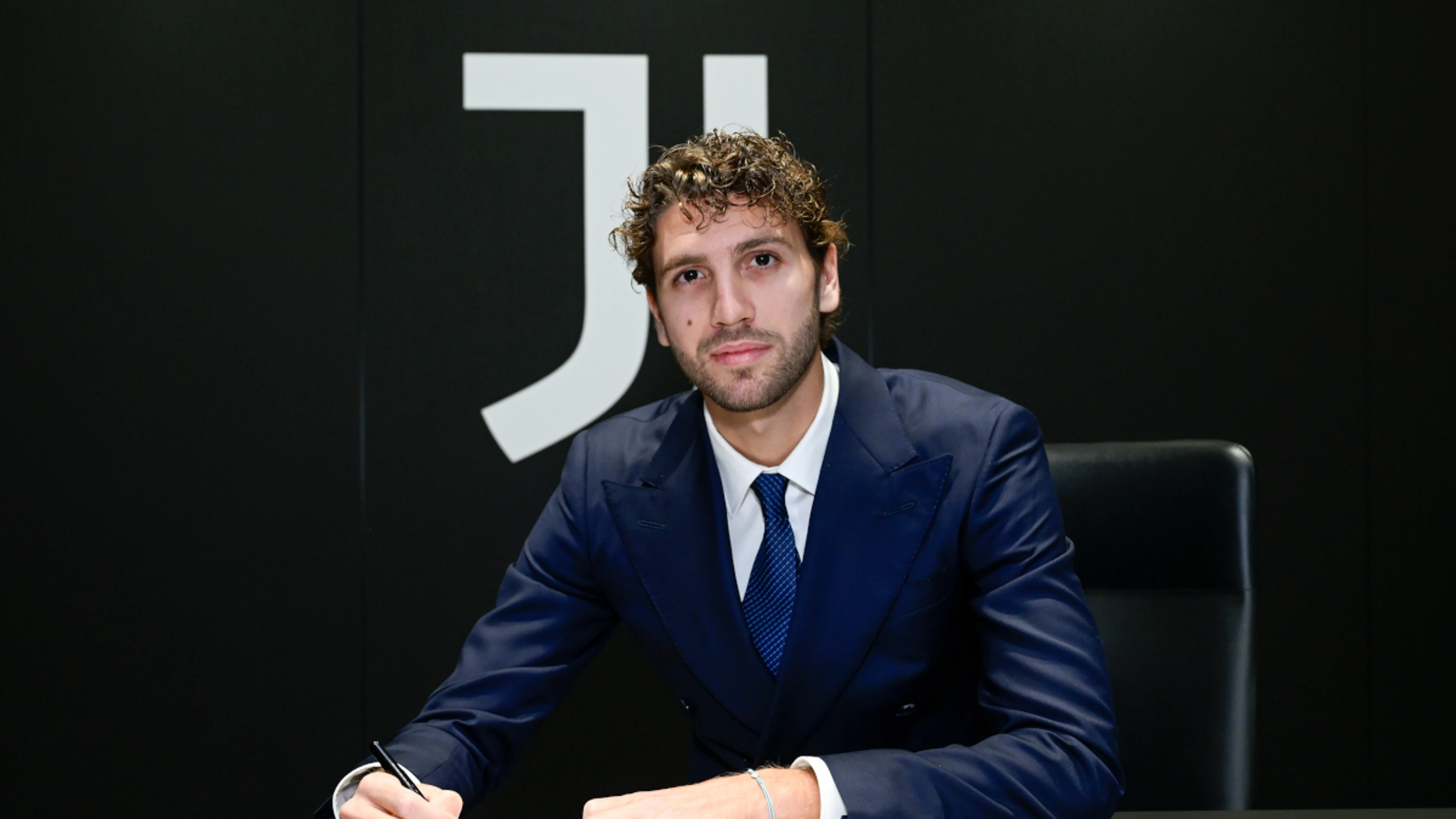 Italy's Locatelli extends Juve deal until 2028