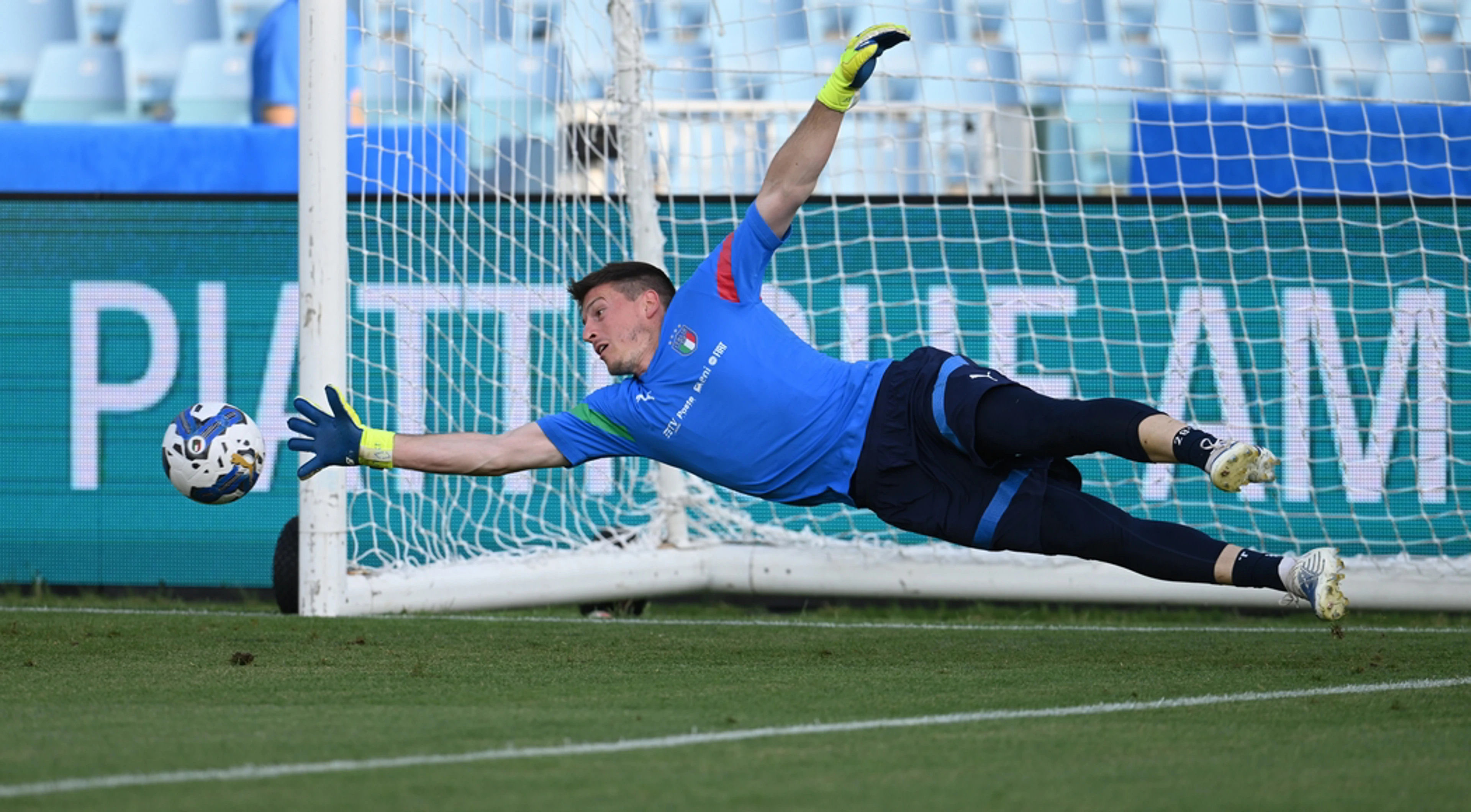 Italy goalkeeper Cragno joins promoted Monza