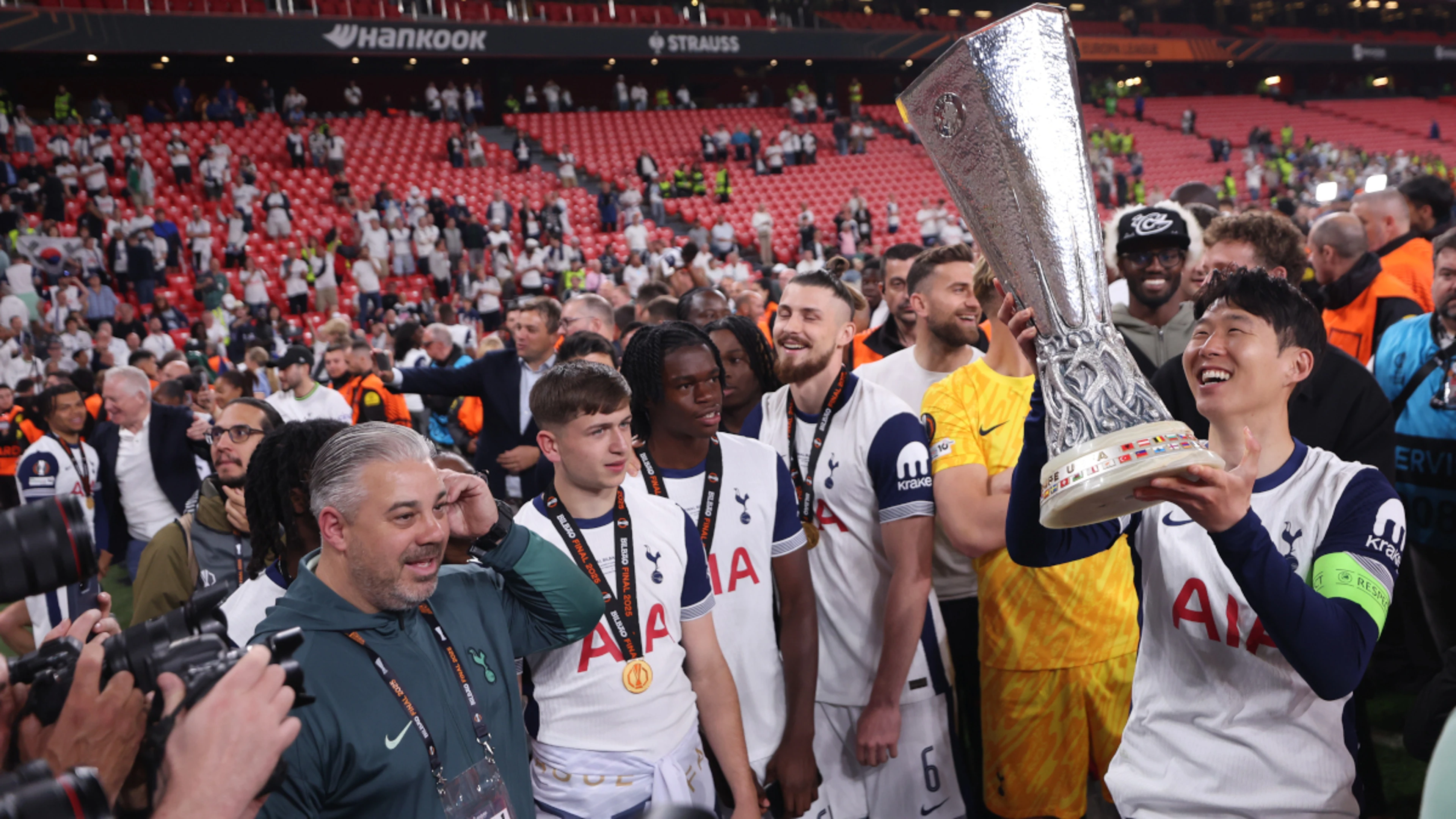 Uefa apologises after running out of medals during Europa League ceremony