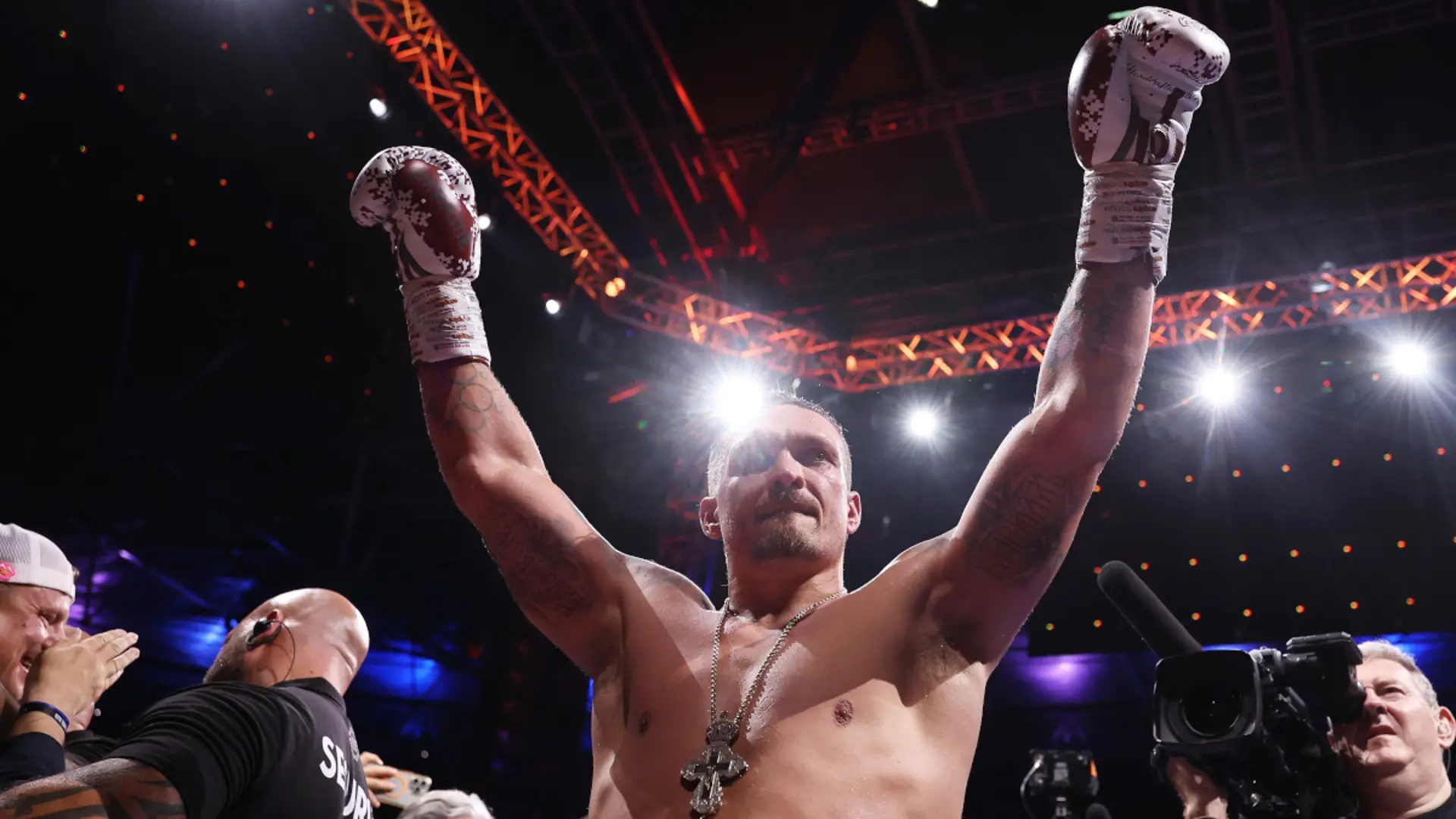 Usyk demolishes Dubois with fifth-round knockout