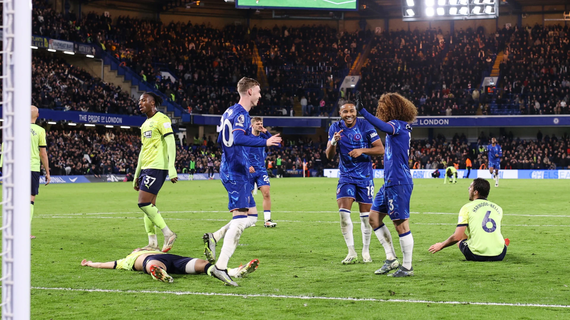 Chelsea thrash Southampton, Villa beaten by Palace in race for Champions League