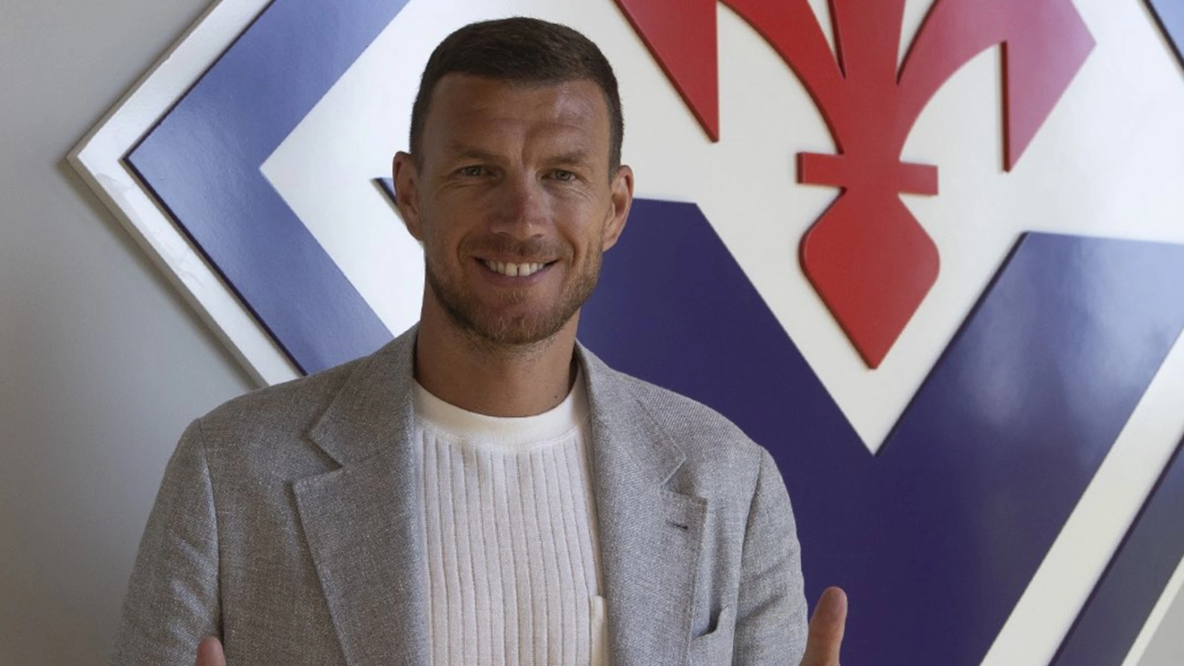 Dzeko, 39, returns to Serie A with Fiorentina