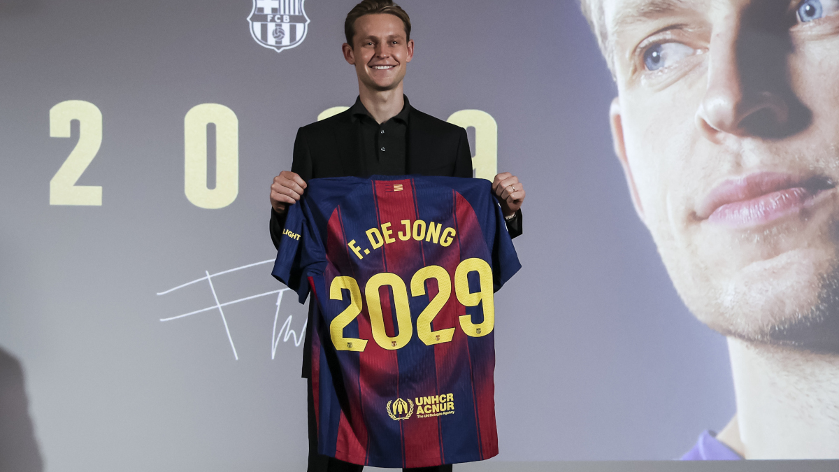 De Jong pens new Barca deal to 2029