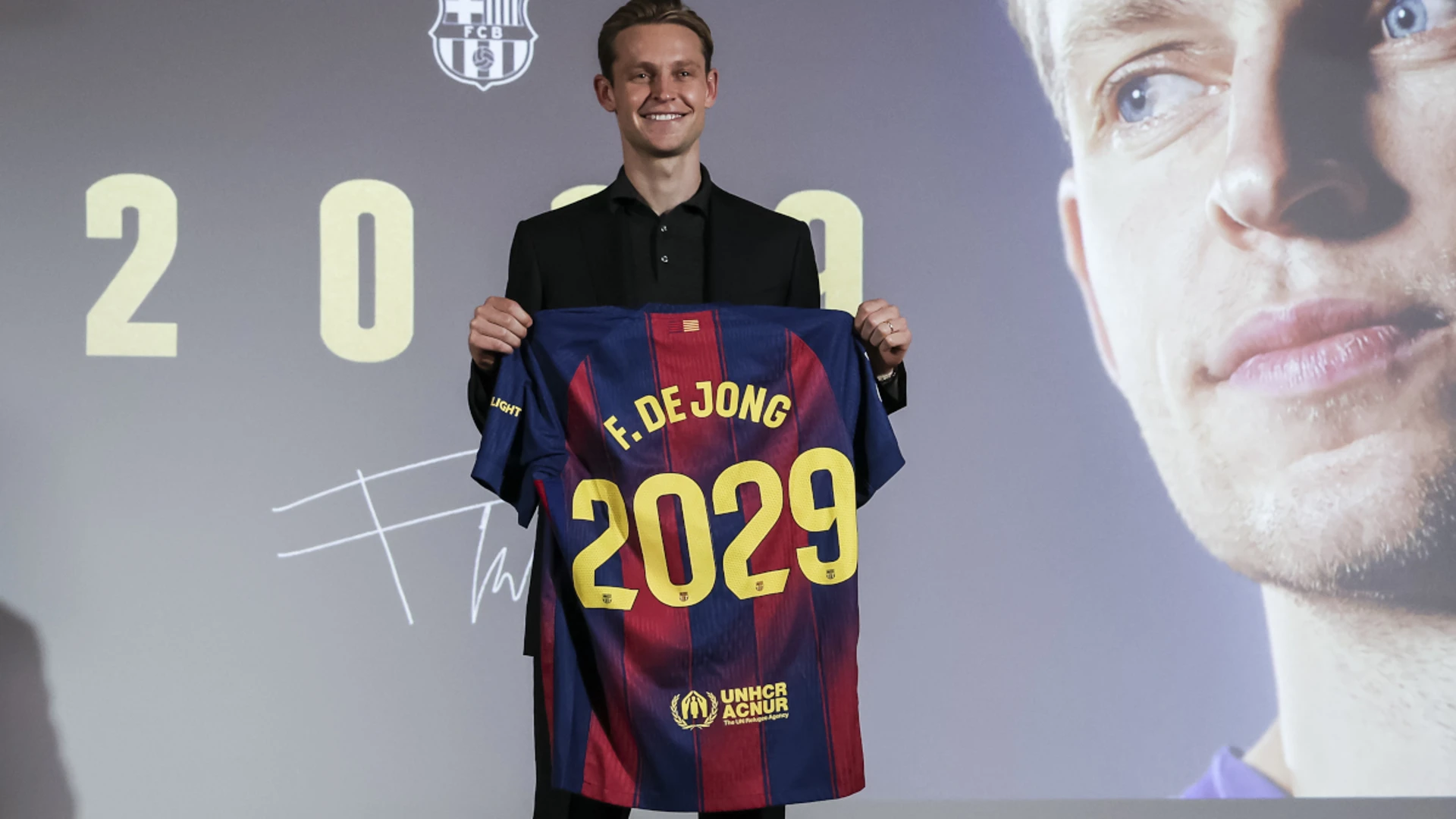 De Jong pens new Barca deal to 2029