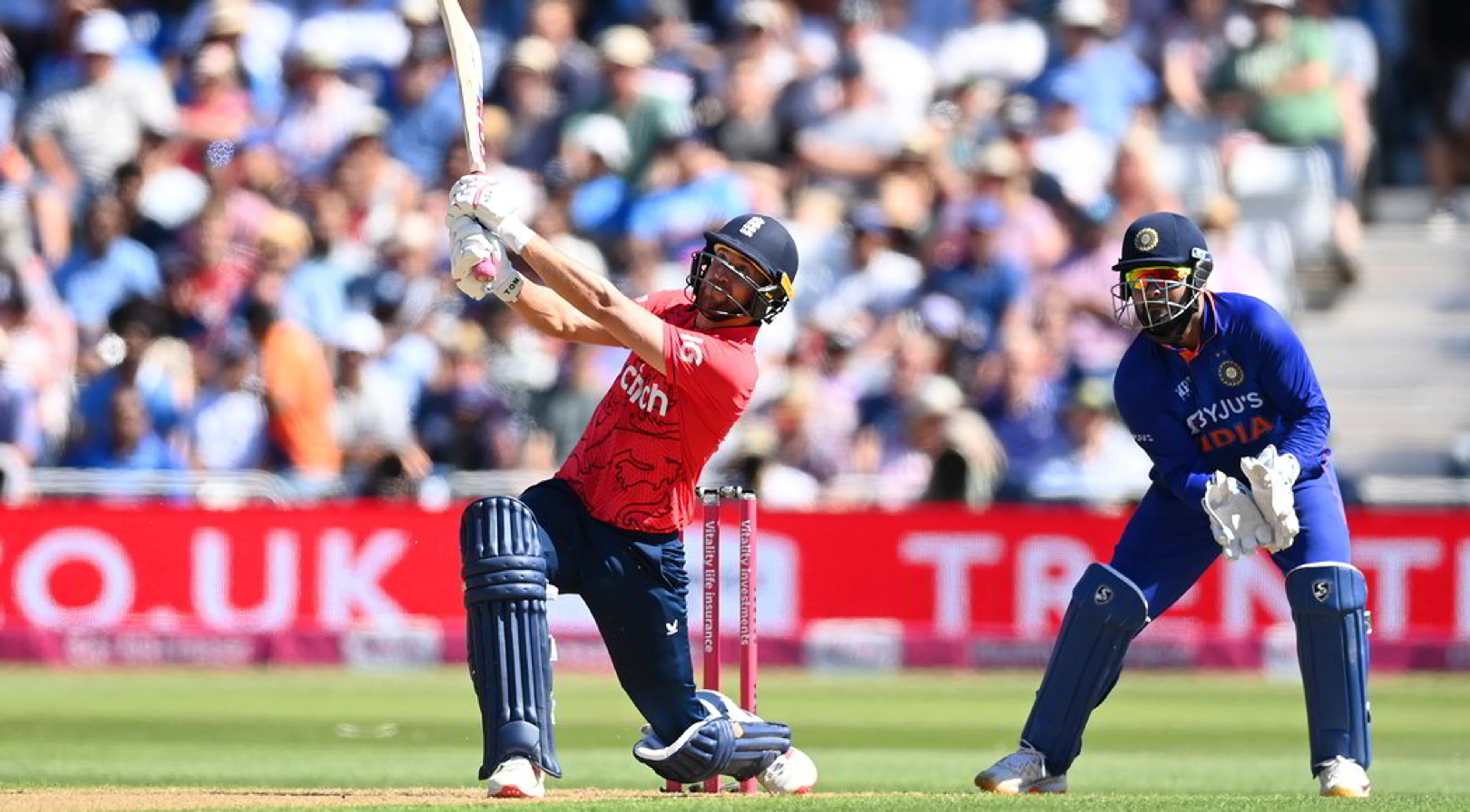 England avoid India T20 whitewash with close win