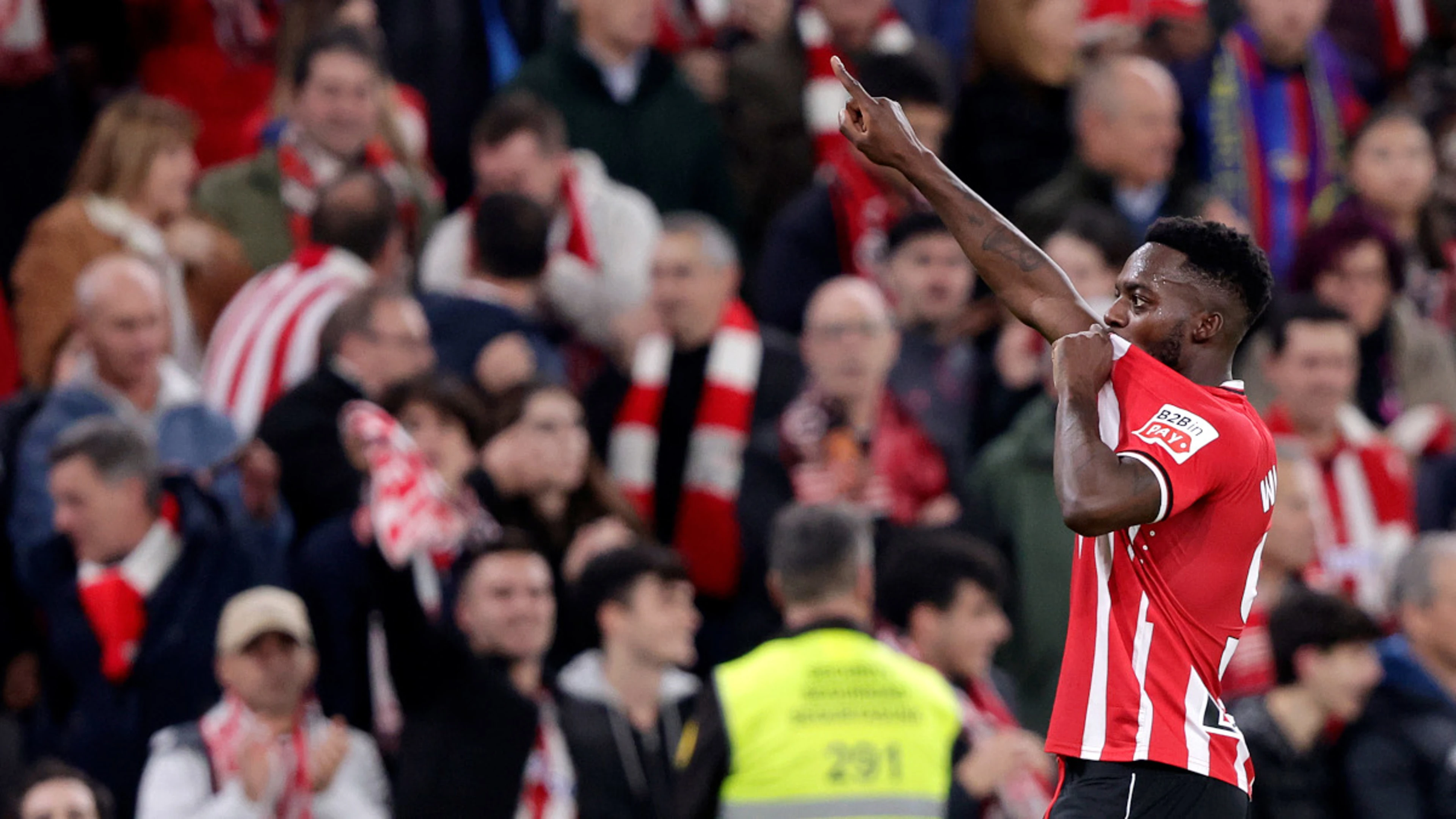 Williams brothers fire Athletic past Barca into Copa semis