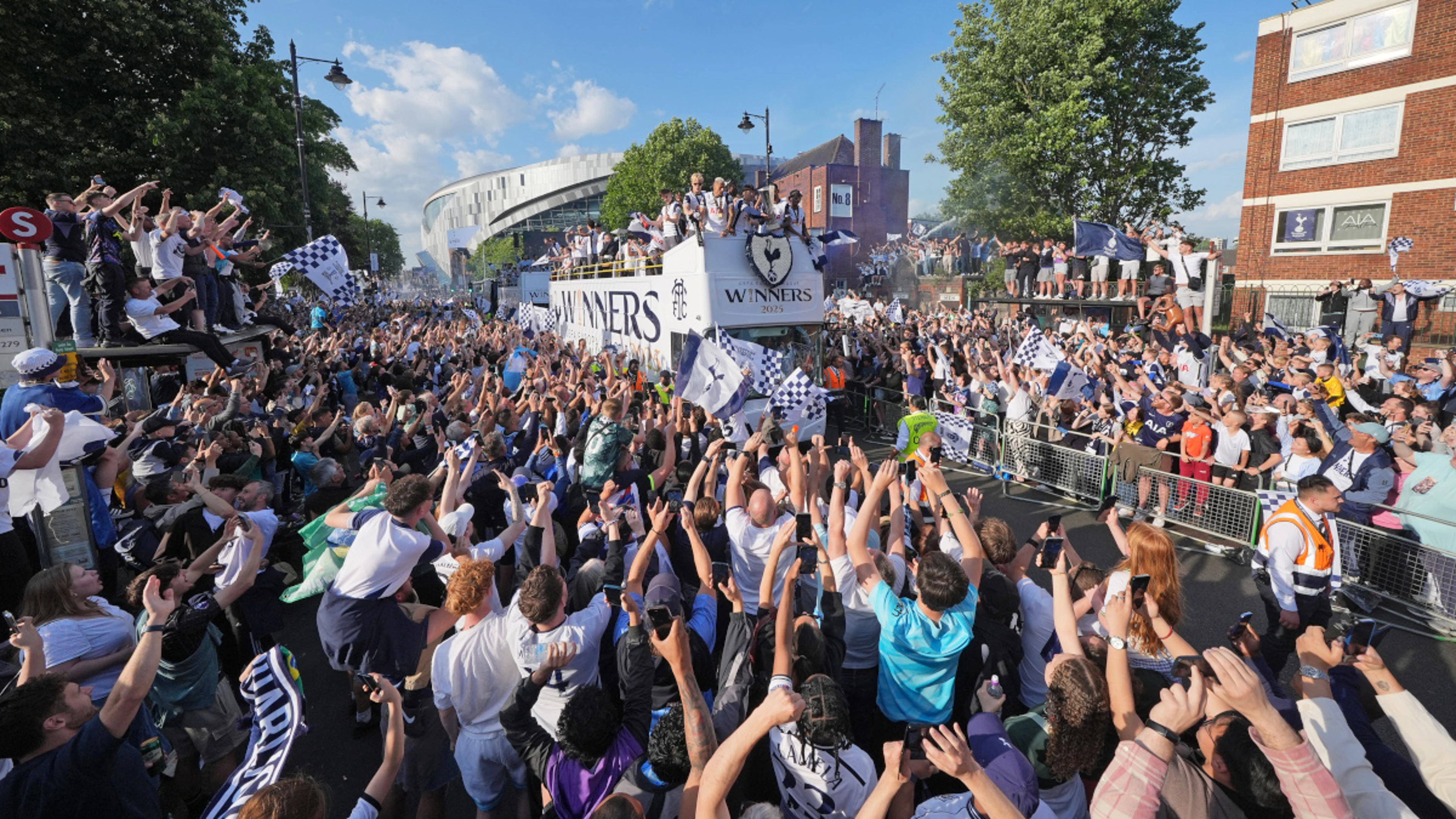 Thousands hail Spurs' Europa League heroes in victory parade