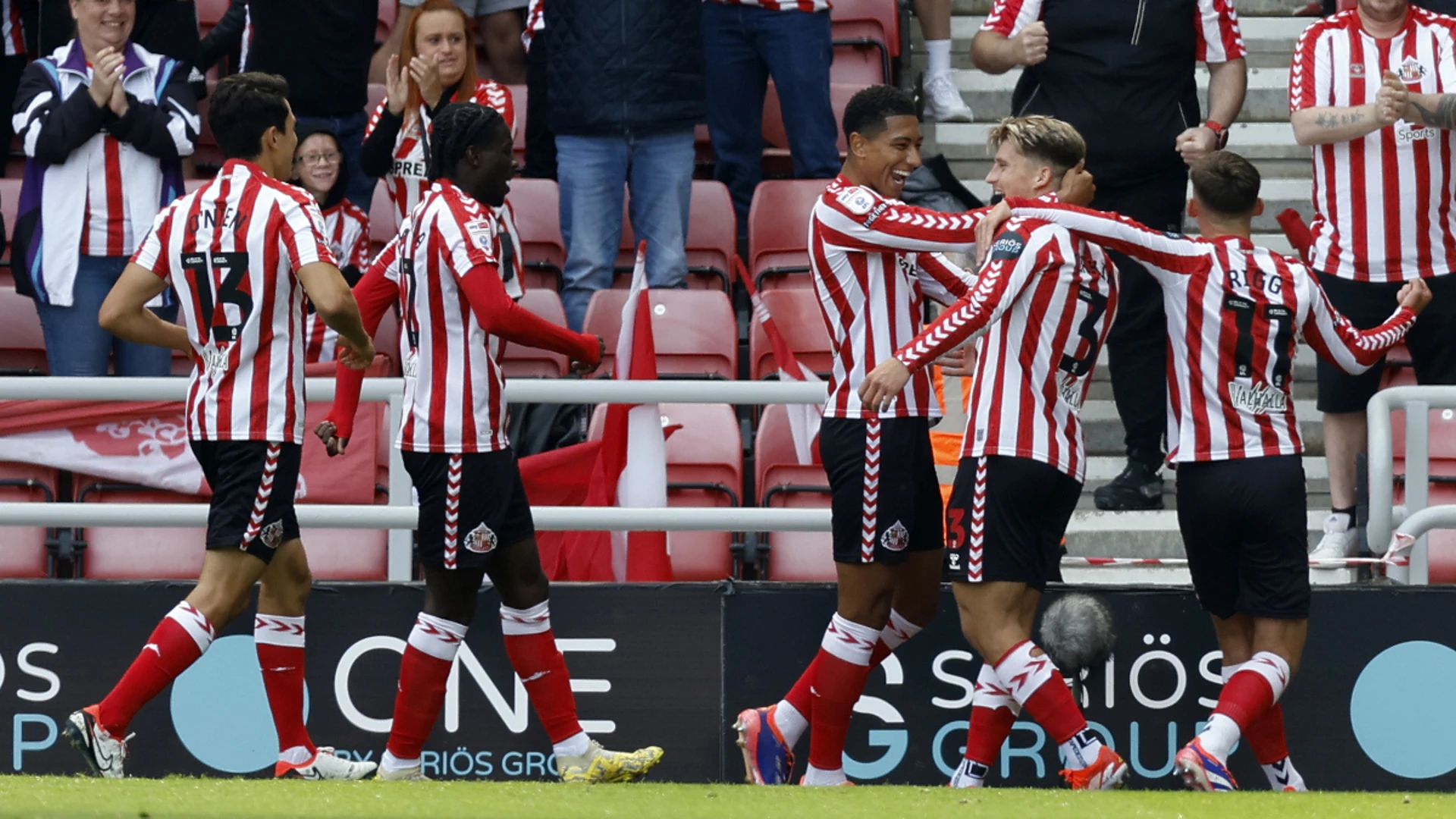 Sunderland hit Sheffield Wednesday for four to maintain perfect start