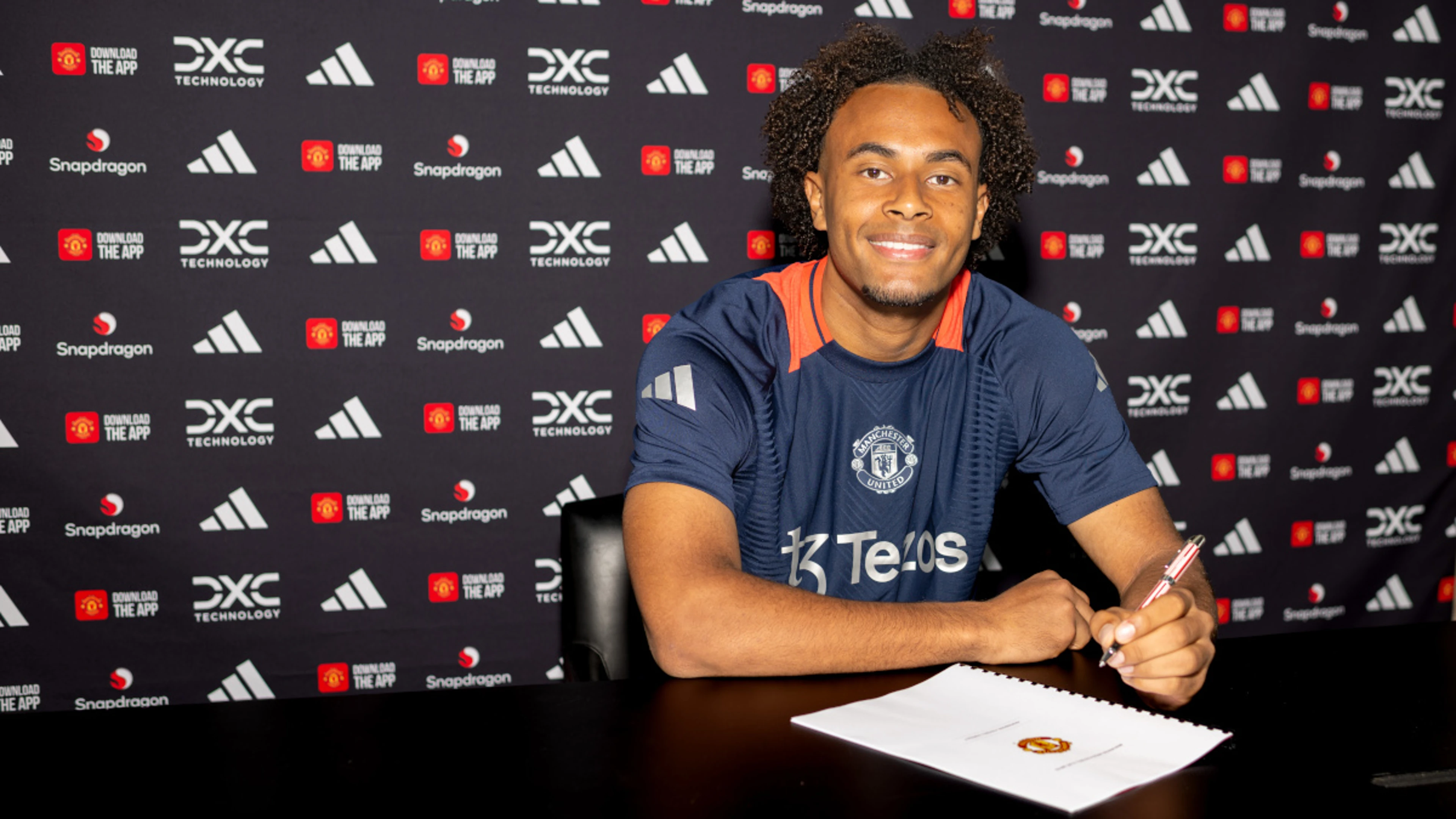Man Utd sign Dutch striker Zirkzee from Bologna