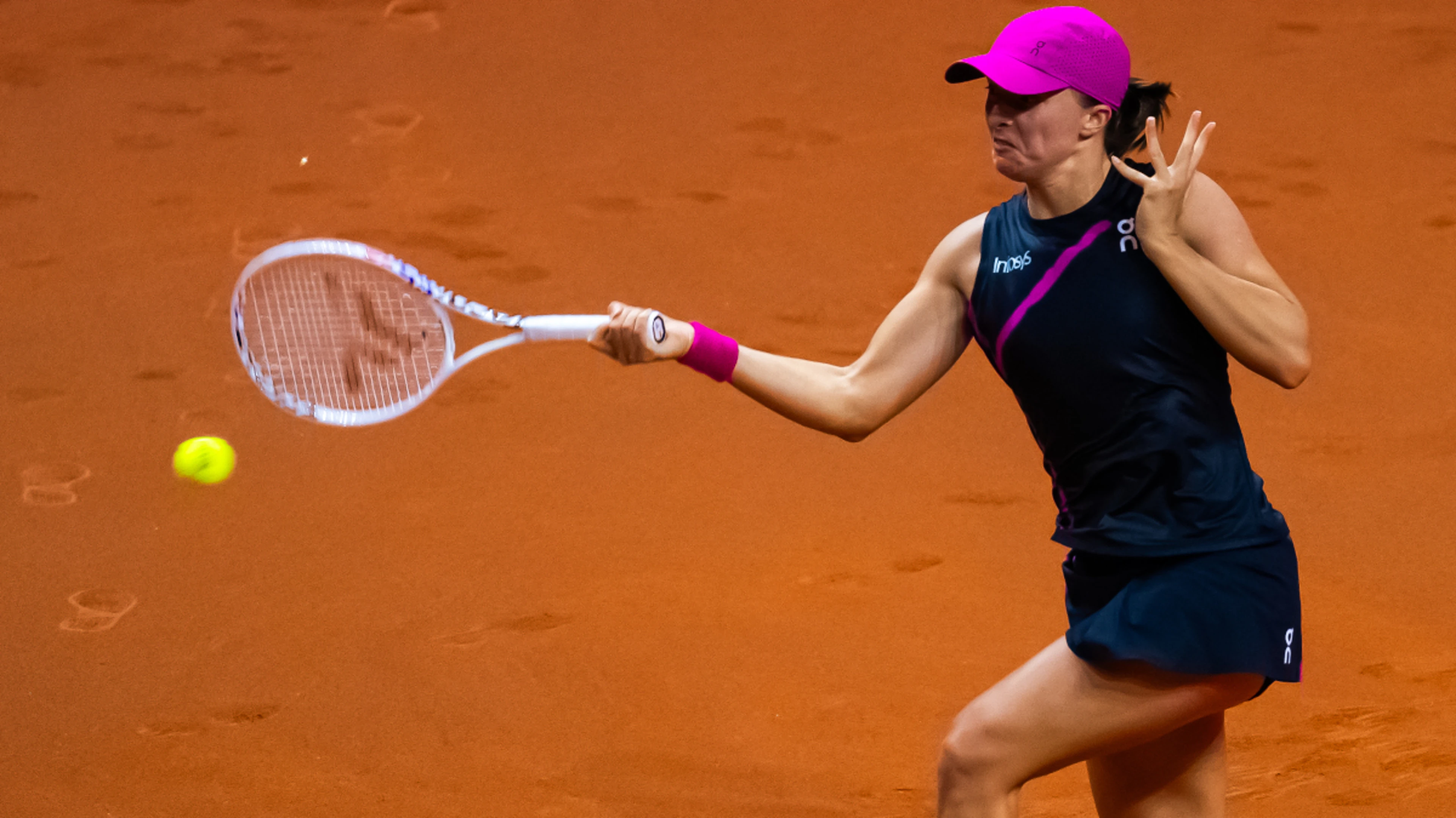 Defending champion Swiatek motors into Stuttgart quarterfinals