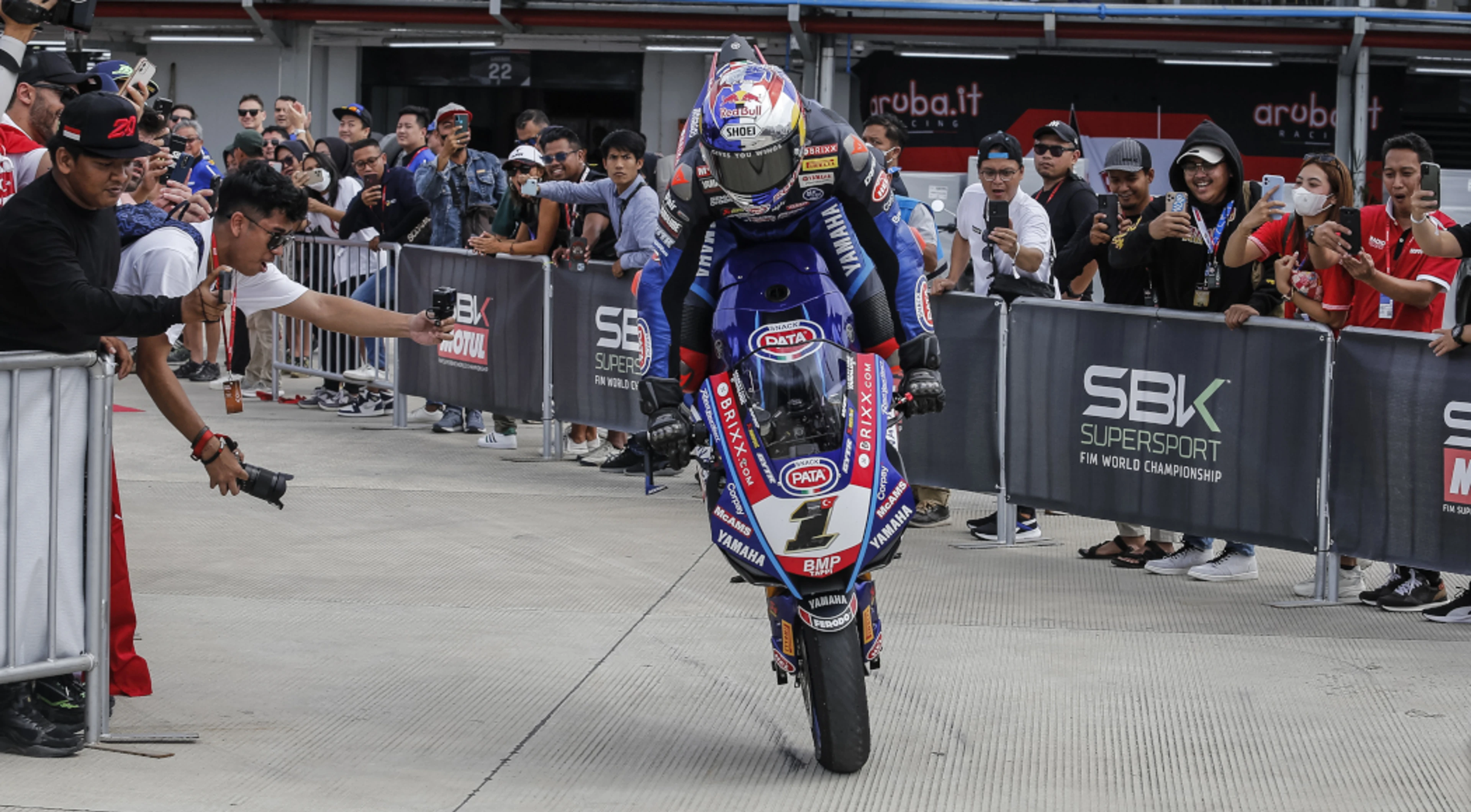 Razgatlioglu leaves rivals in his dust in Mandalika superpole