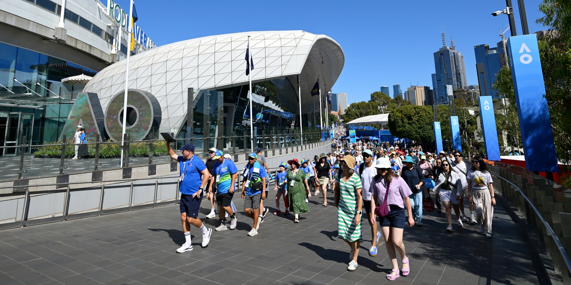 Fans frustrated by long queues, ticket sales halt on day one of Australian Open 