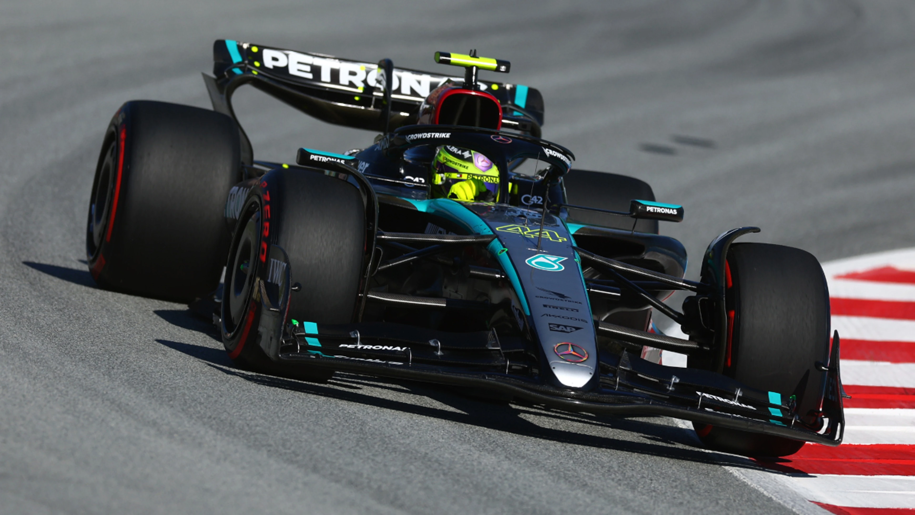 Hamilton ends first day in Spain with fastest lap