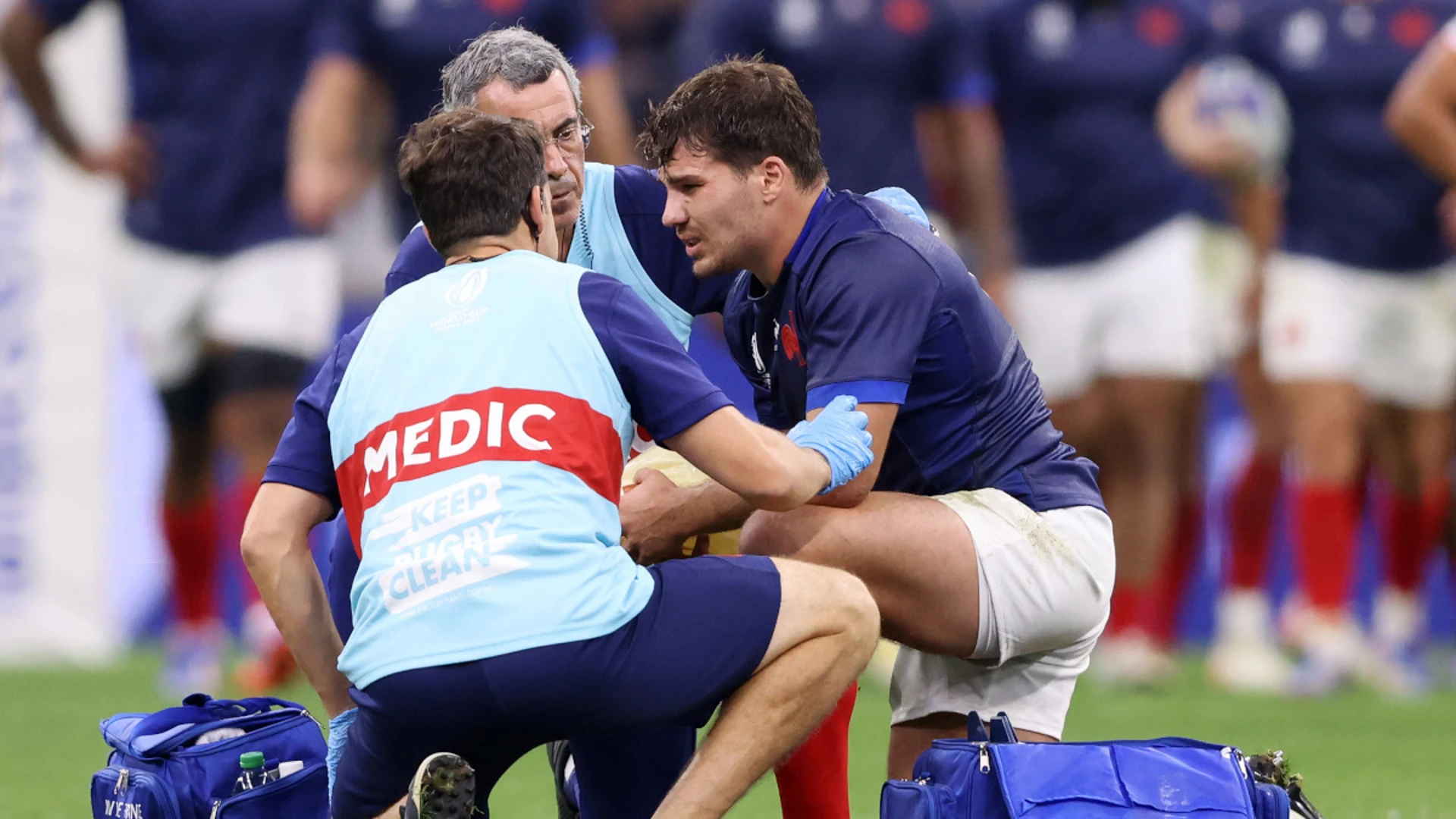 France captain Dupont to have tests on facial fracture