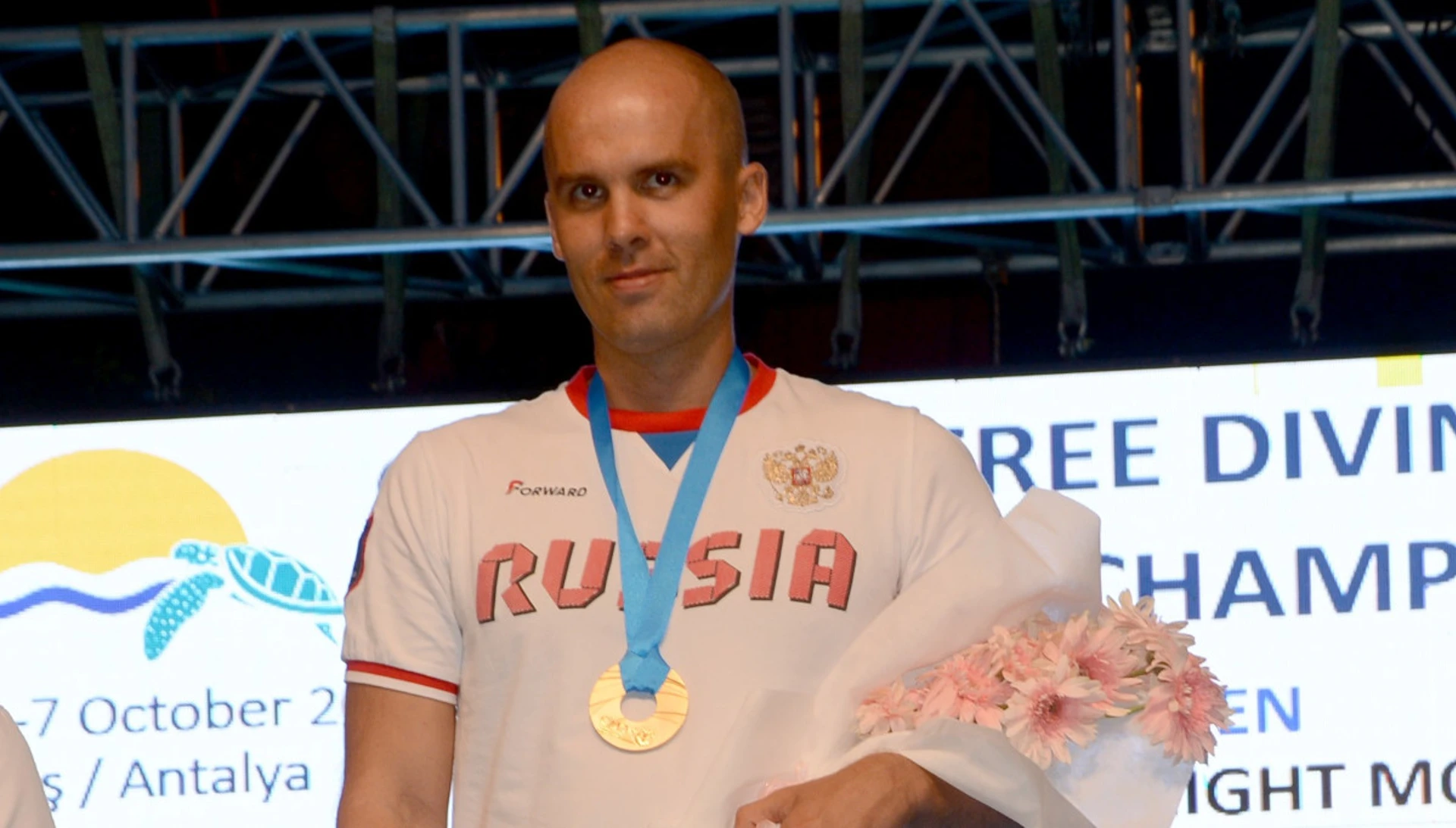 Molchanov extends world record at freediving championships