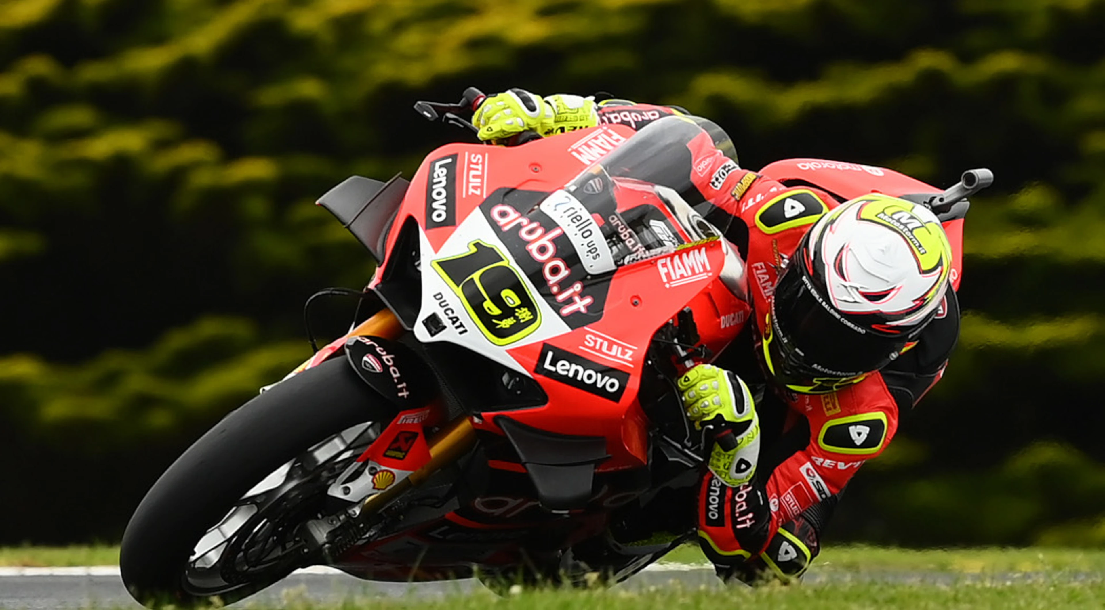 New world champion Bautista beats Rea to pole at Phillip Island