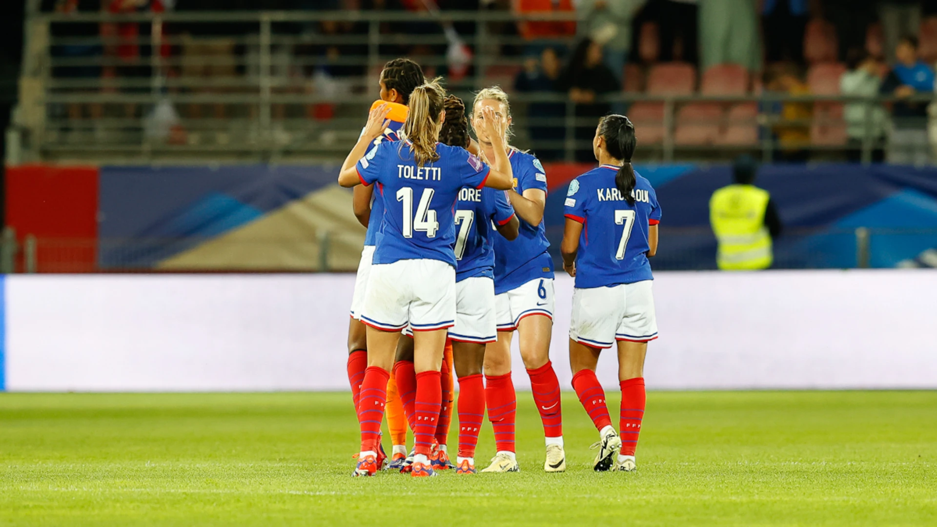 France qualify for women's Euros, England close in