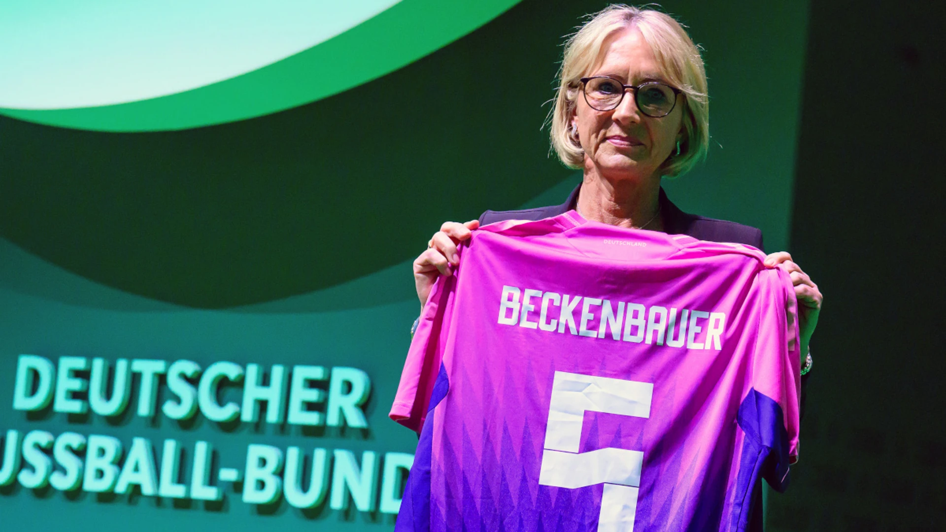 Bayern to display Beckenbauer jersey on stadium roof