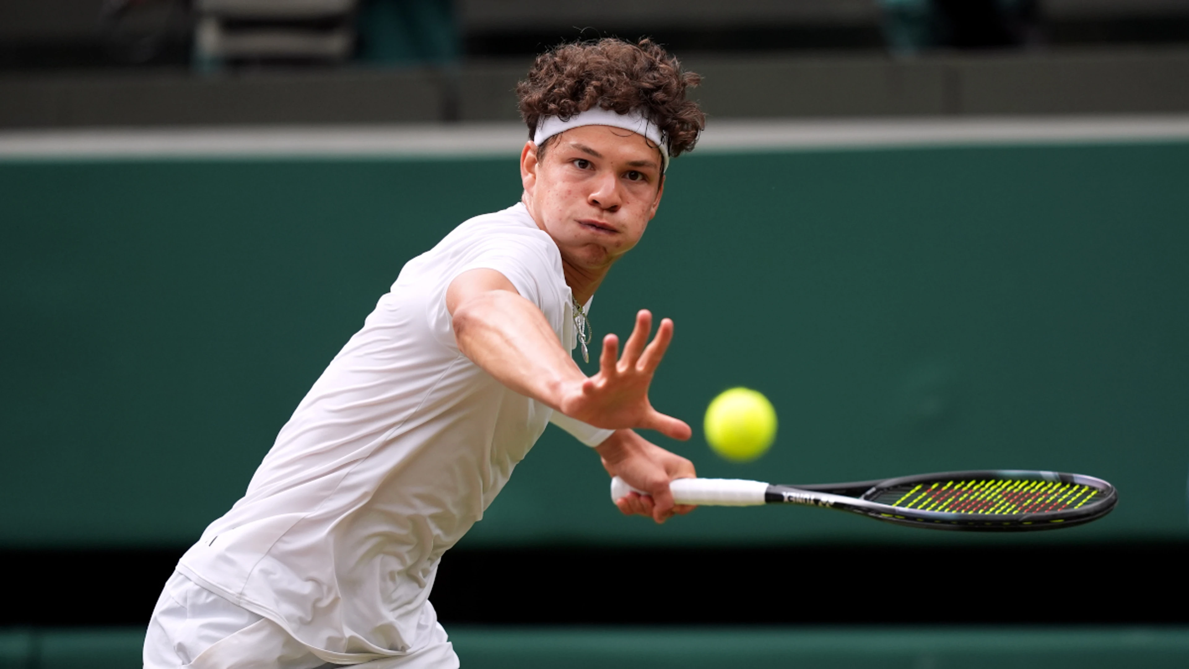 Djokovic hits century to lead veterans into last 16, Krejcikova crashes