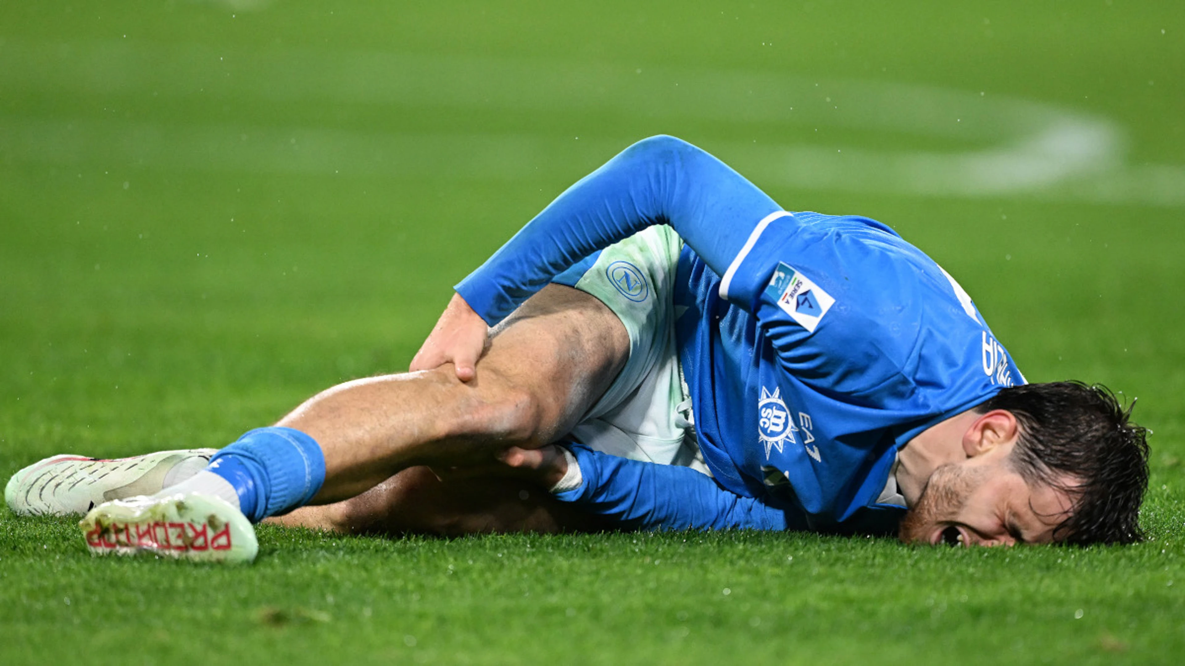 Napoli's Kvaratskhelia suffers knee injury