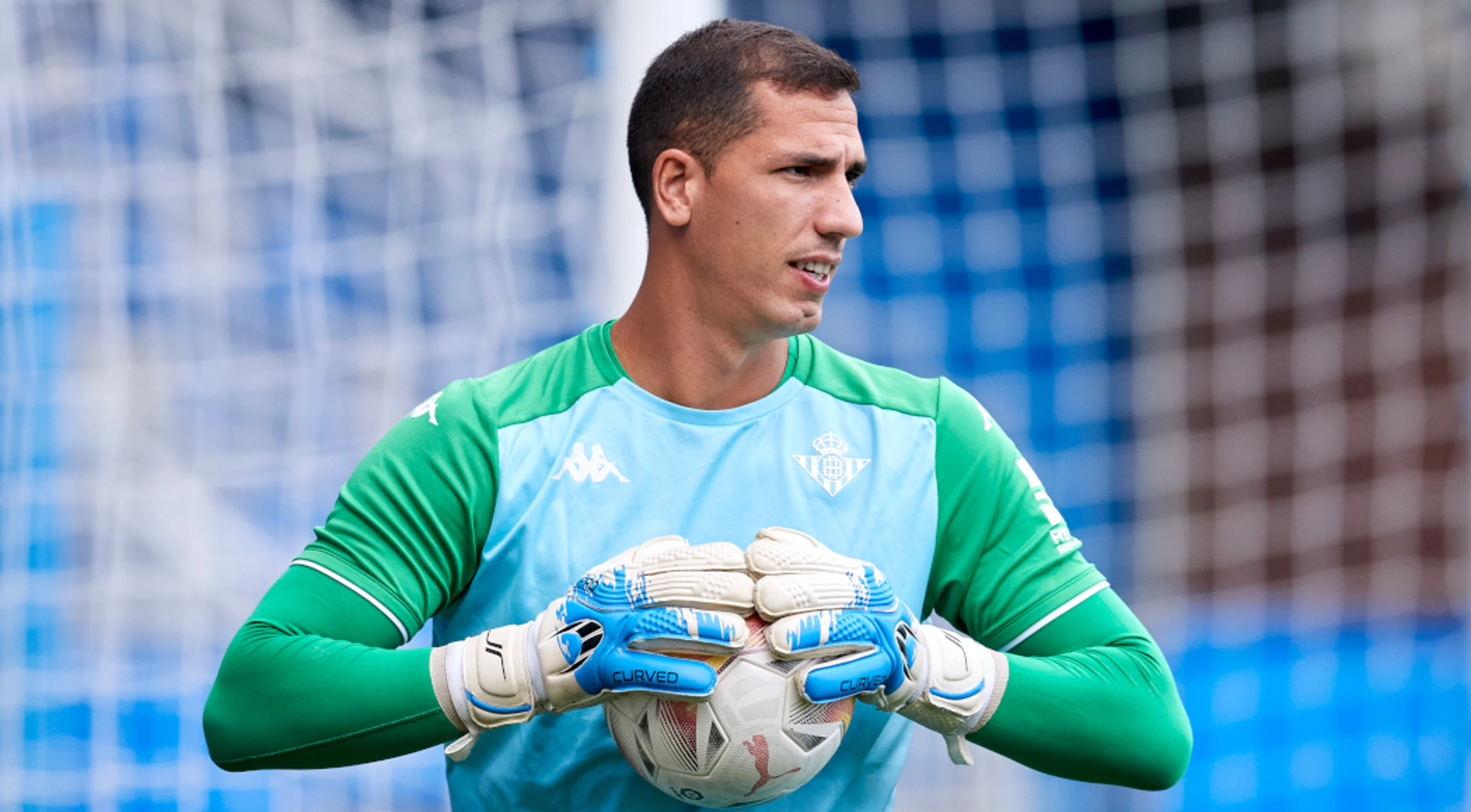 Leeds sign Spanish keeper Robles on free transfer
