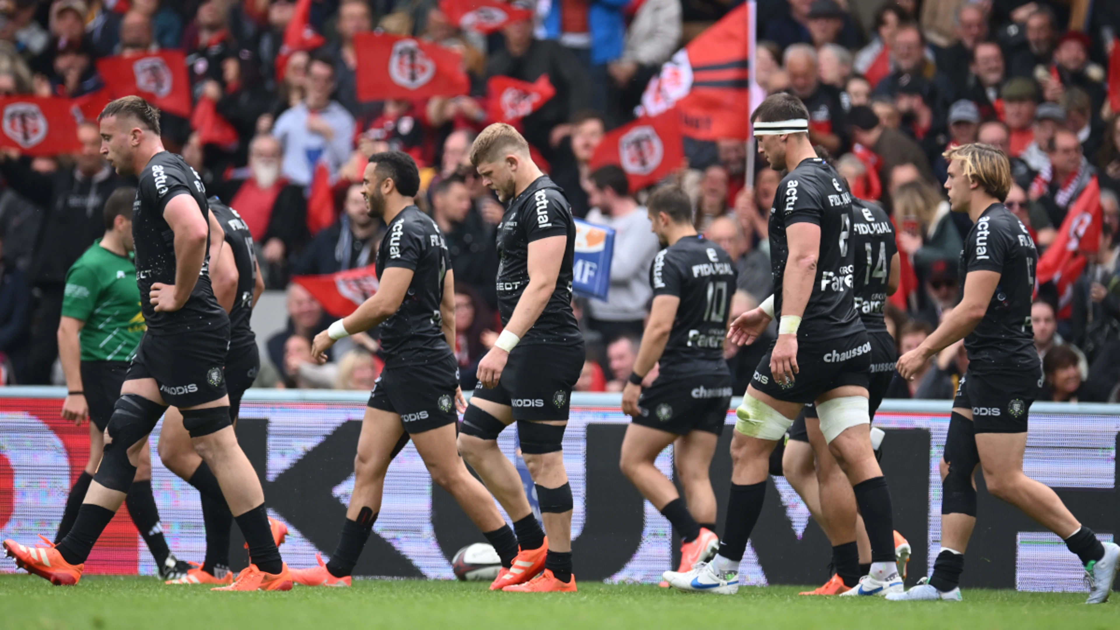 Toulouse thrash Castres but Kinghorn injured