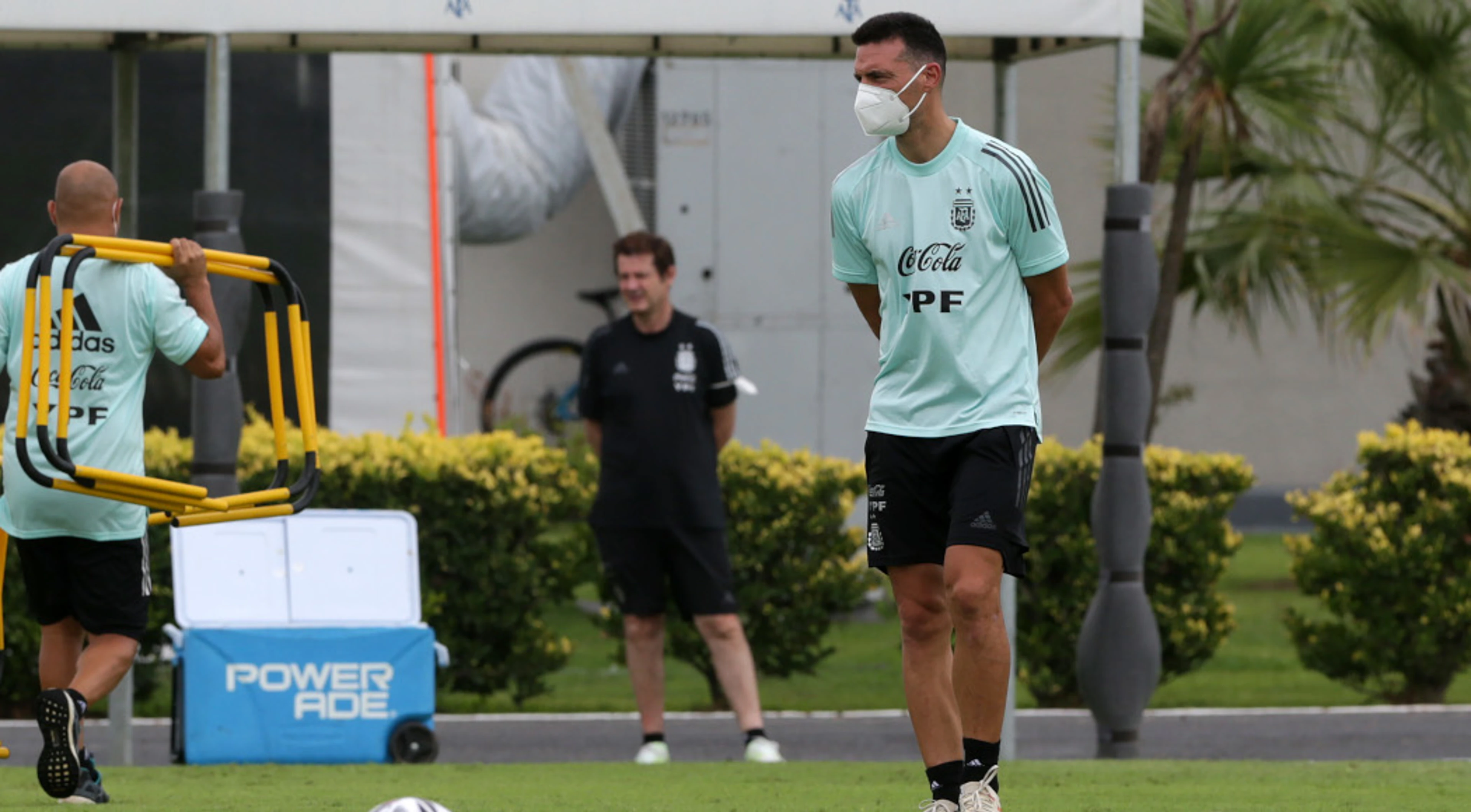 Argentina coach Scaloni to miss Chile trip with Covid