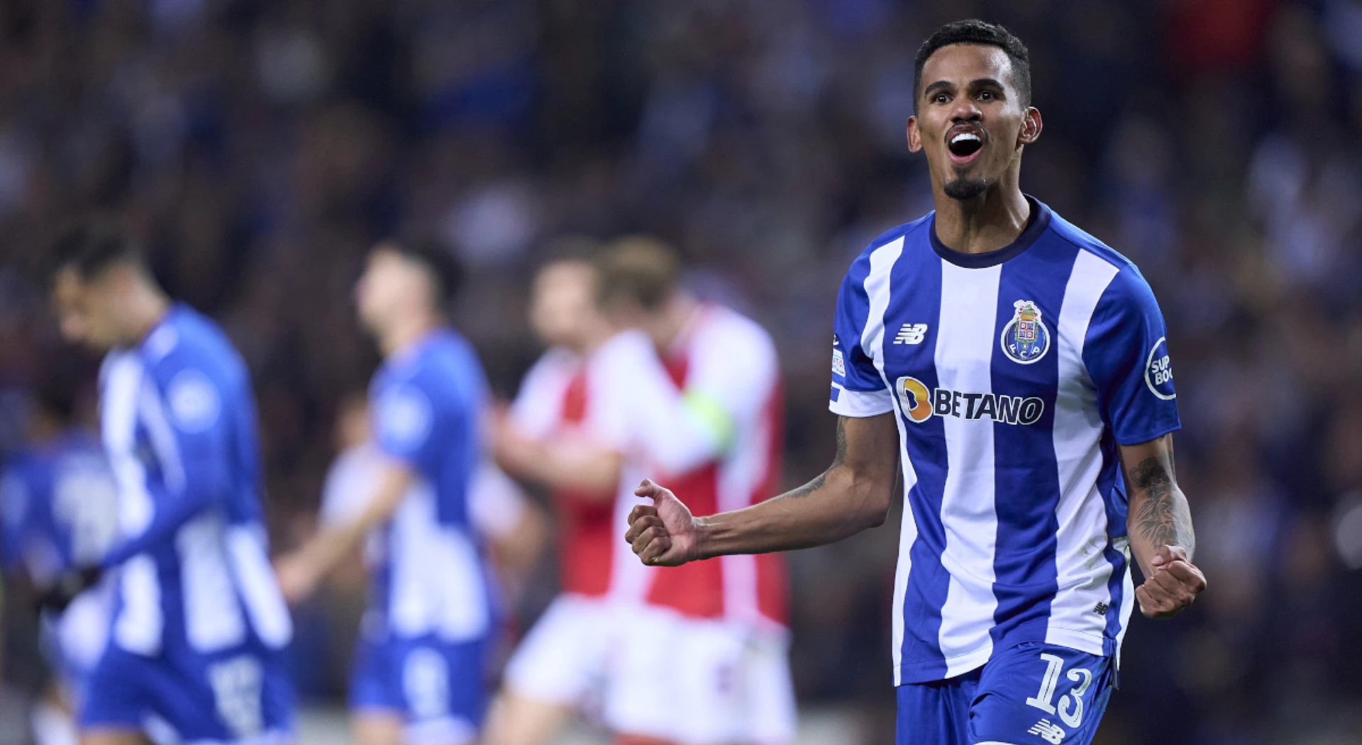 Galeno stuns timid Arsenal with late Porto winner