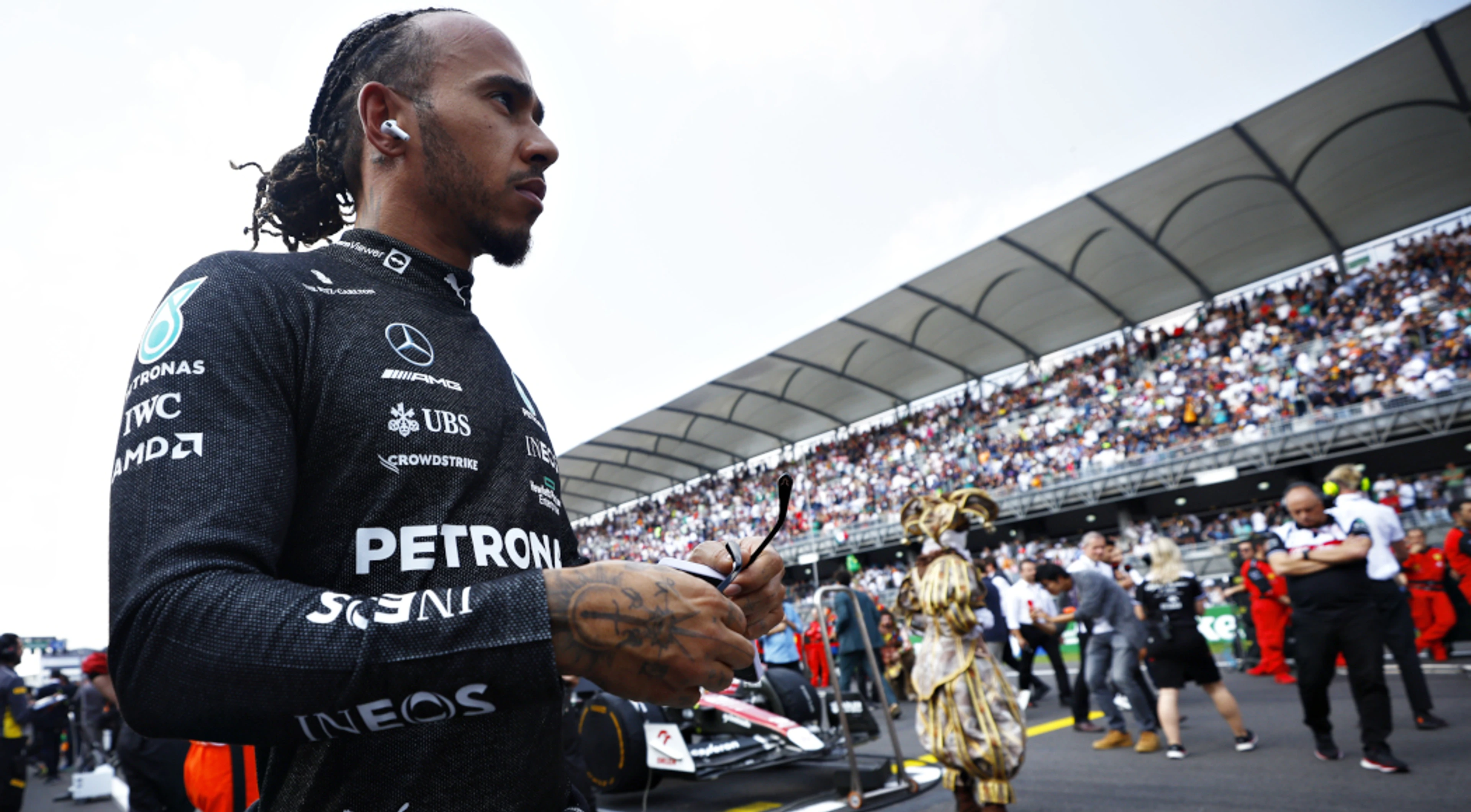 Hamilton says he was affected by booing Mexican crowd