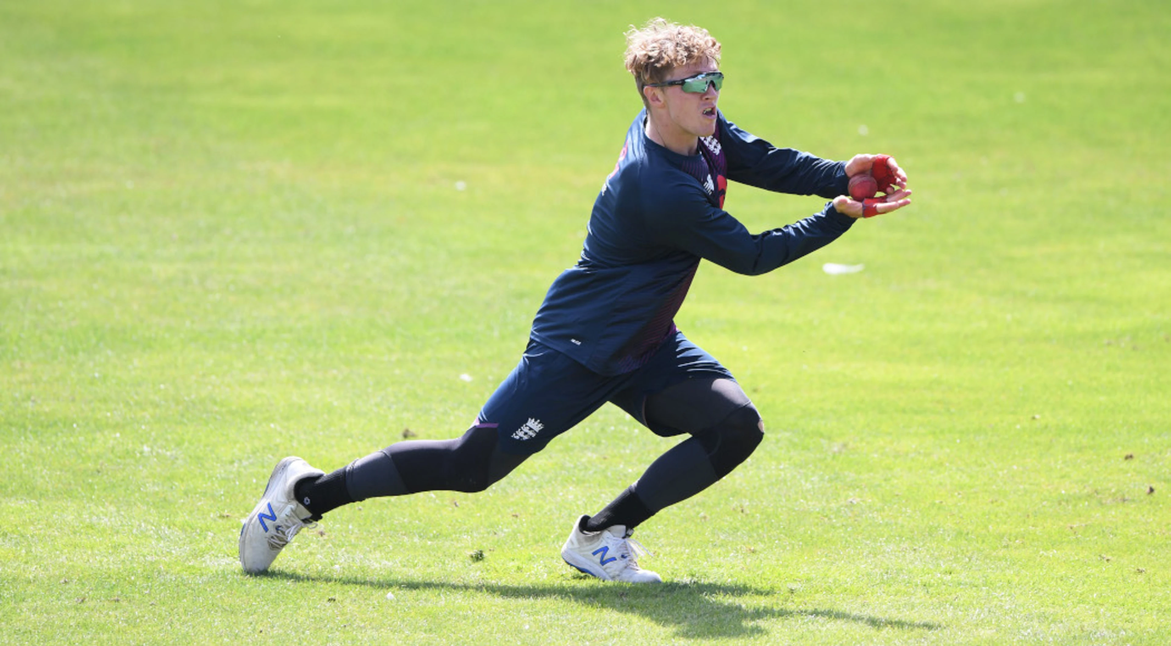 England's Bess calls for bad light compromise