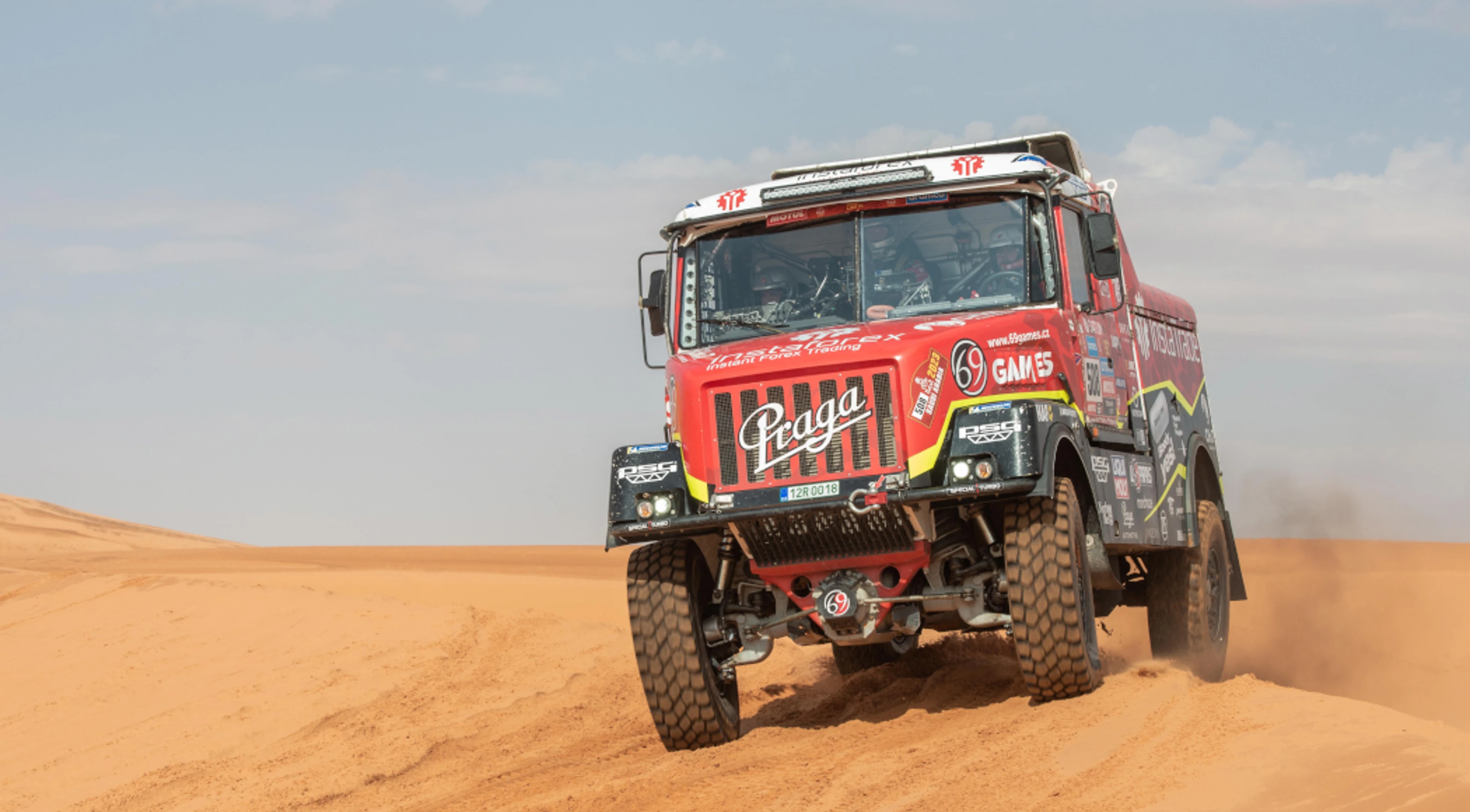Truck leader withdraws from Dakar after death of spectator