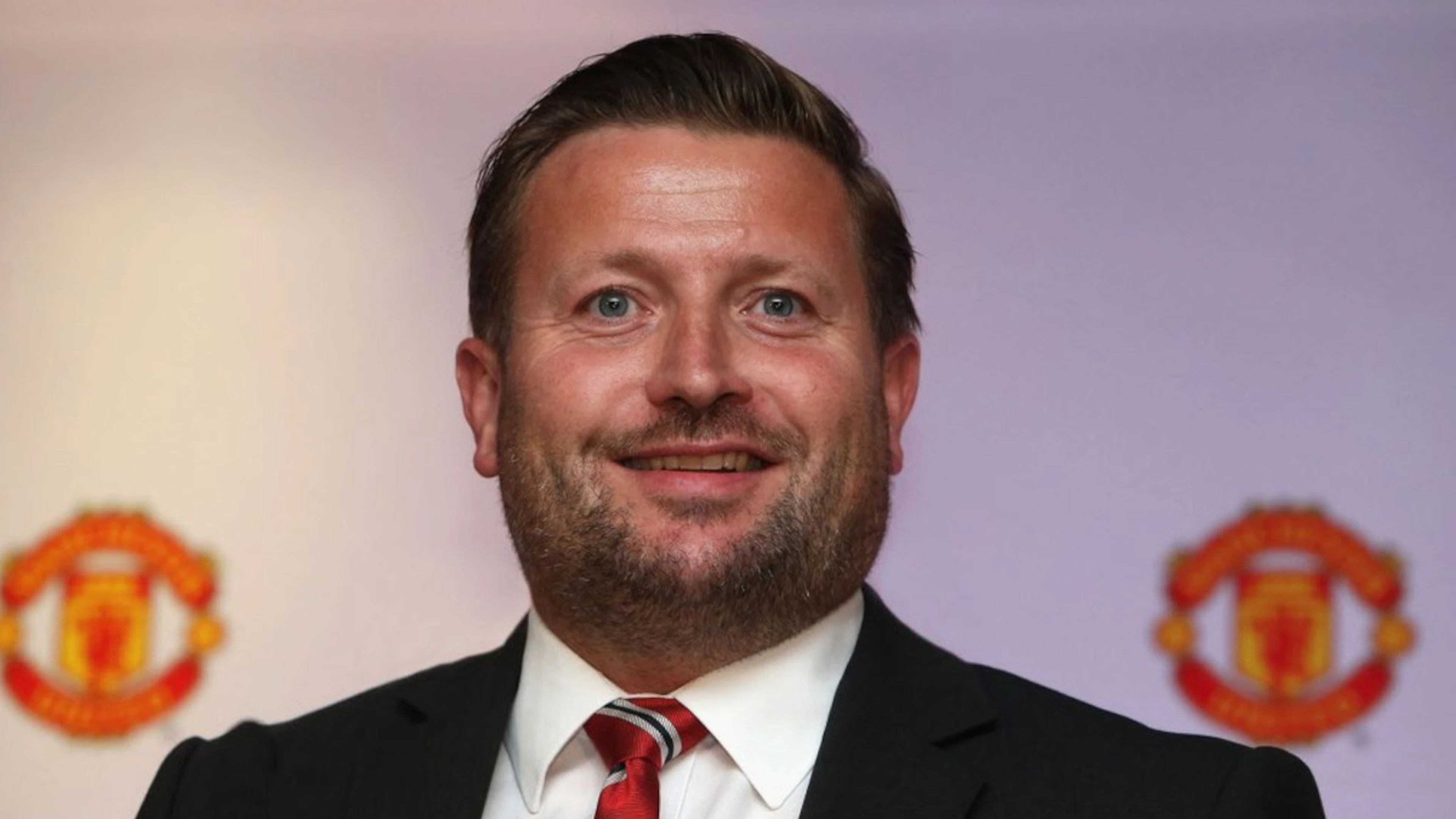 Manchester United CEO Arnold to leave club  