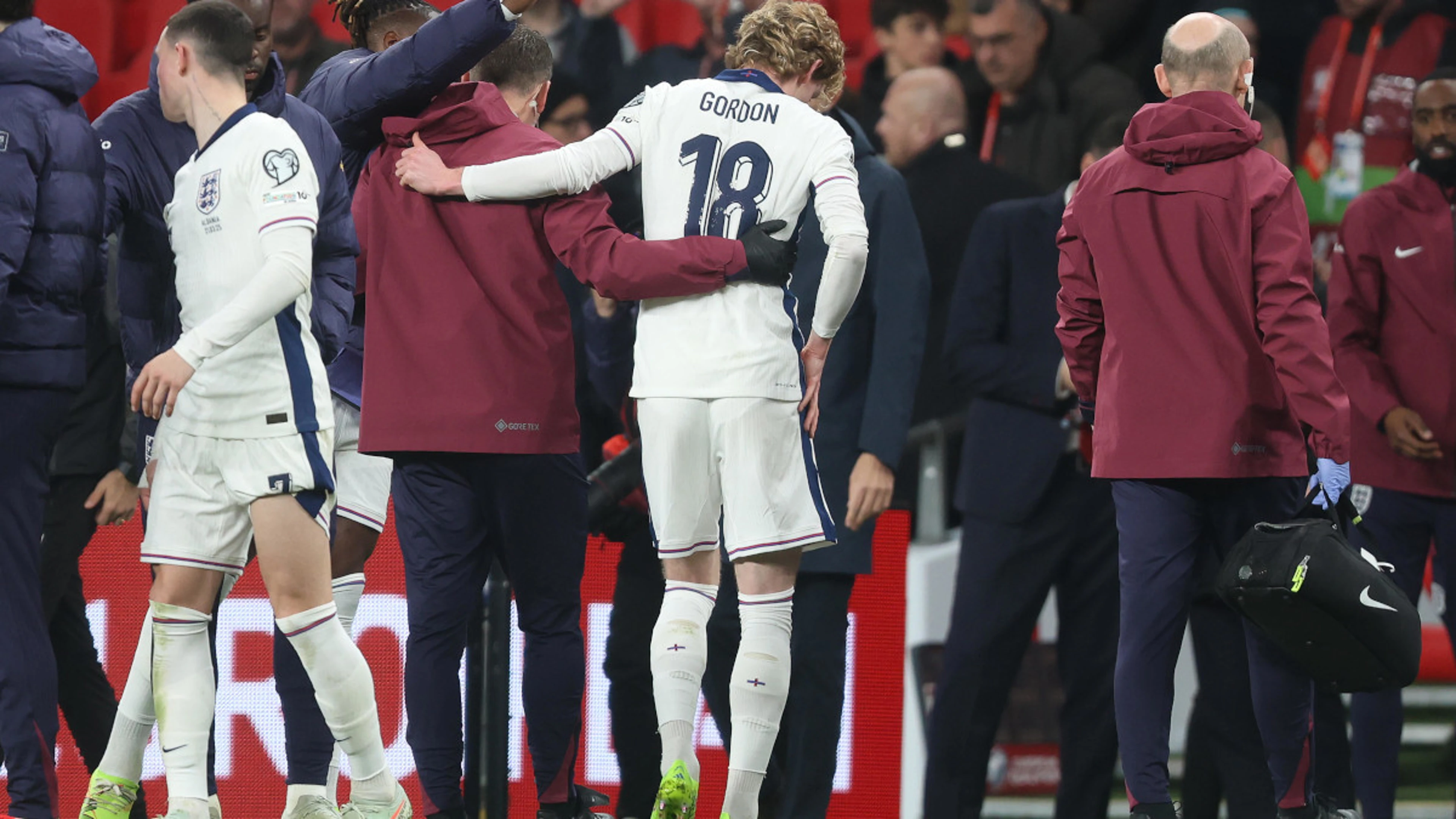 Gordon leaves England squad and returns to Newcastle with hip injury