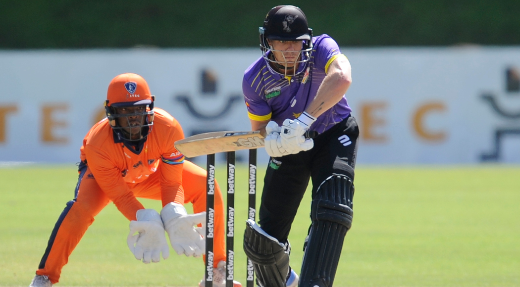 Rain ends play between Knights and Dolphins