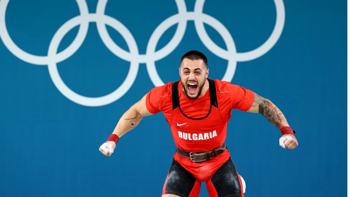 Bulgaria's Nasar grins and bears it with world record weightlifting