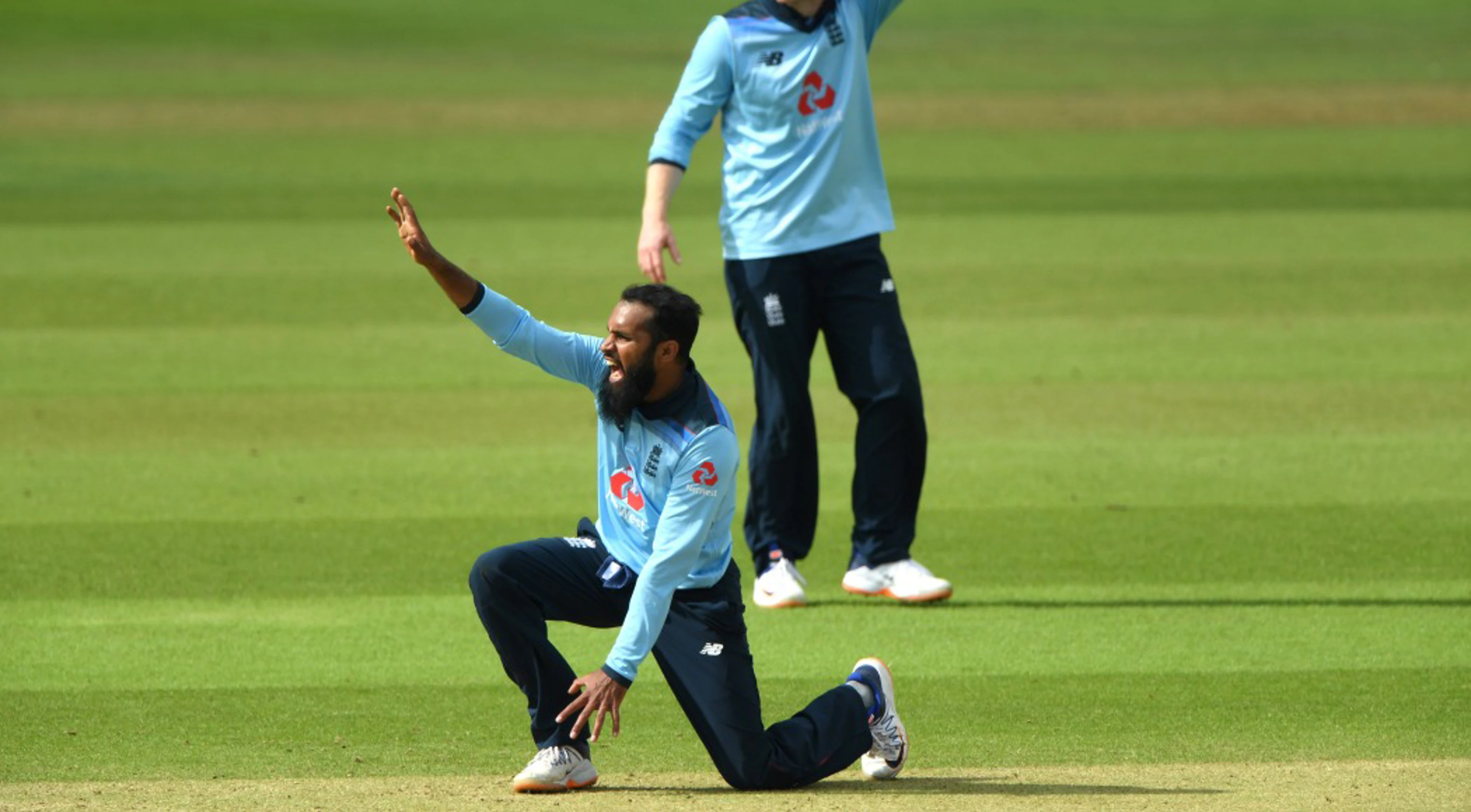 England bowl in 1st ODI as Australia's Smith misses out with head knock