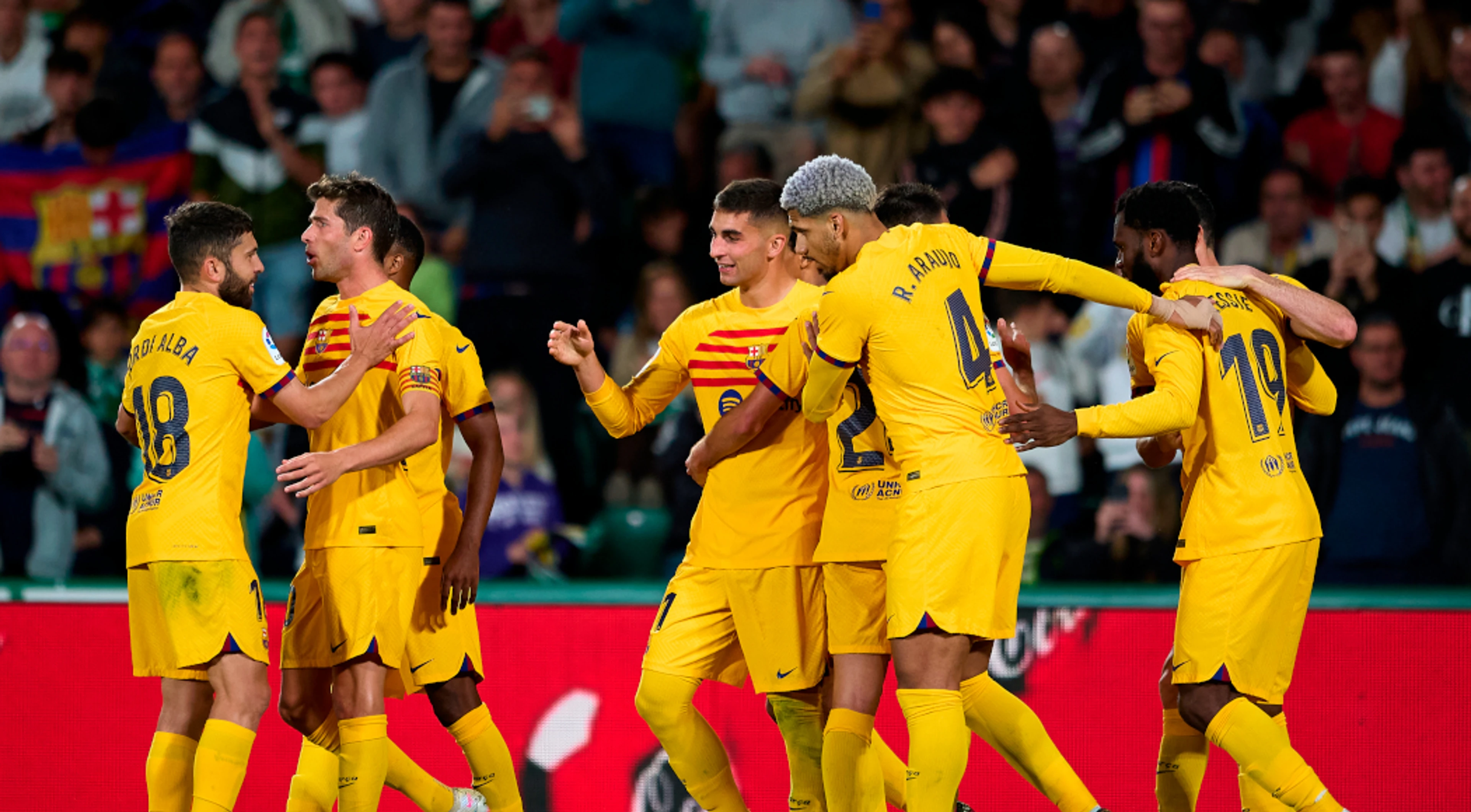 Lewandowski hits two as Liga leaders Barca cruise past Elche